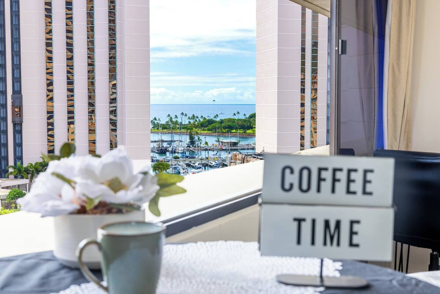 Ocean view *Free assigned parking*in unit laundry