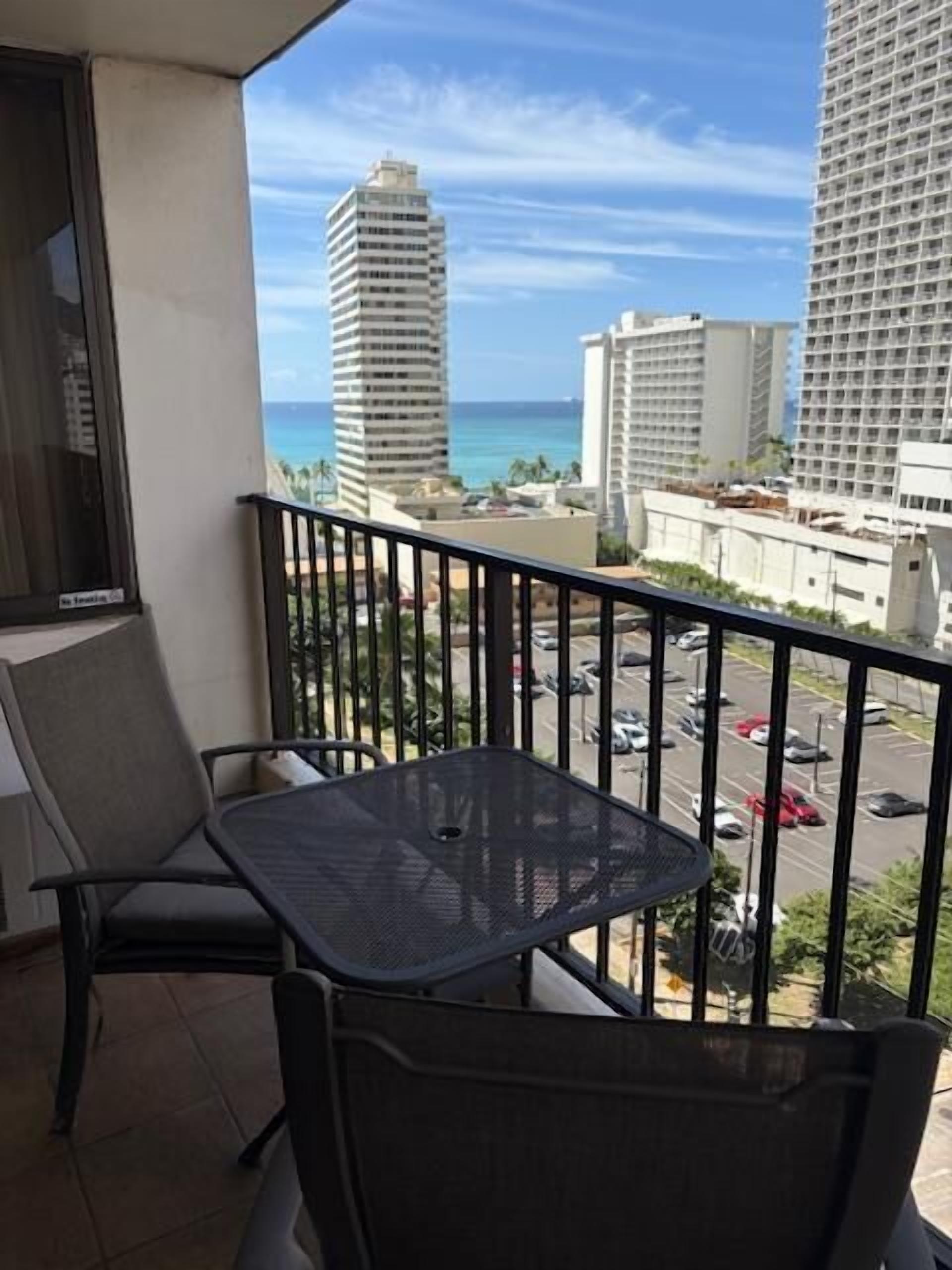 Waikiki Banyan 1 Bedroom with Parking!