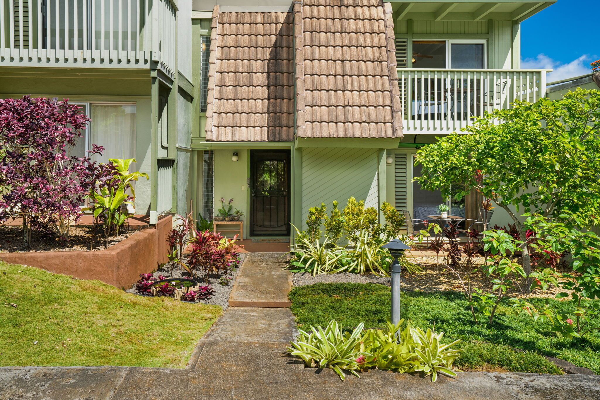 Beautiful, Modern, & Spacious: Updated Island Townhome Great for Large Groups