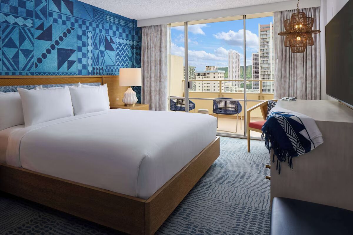 Tropical Retreat: Cozy Getaway Steps from Waikiki’s Best! Kitchenette, Pool