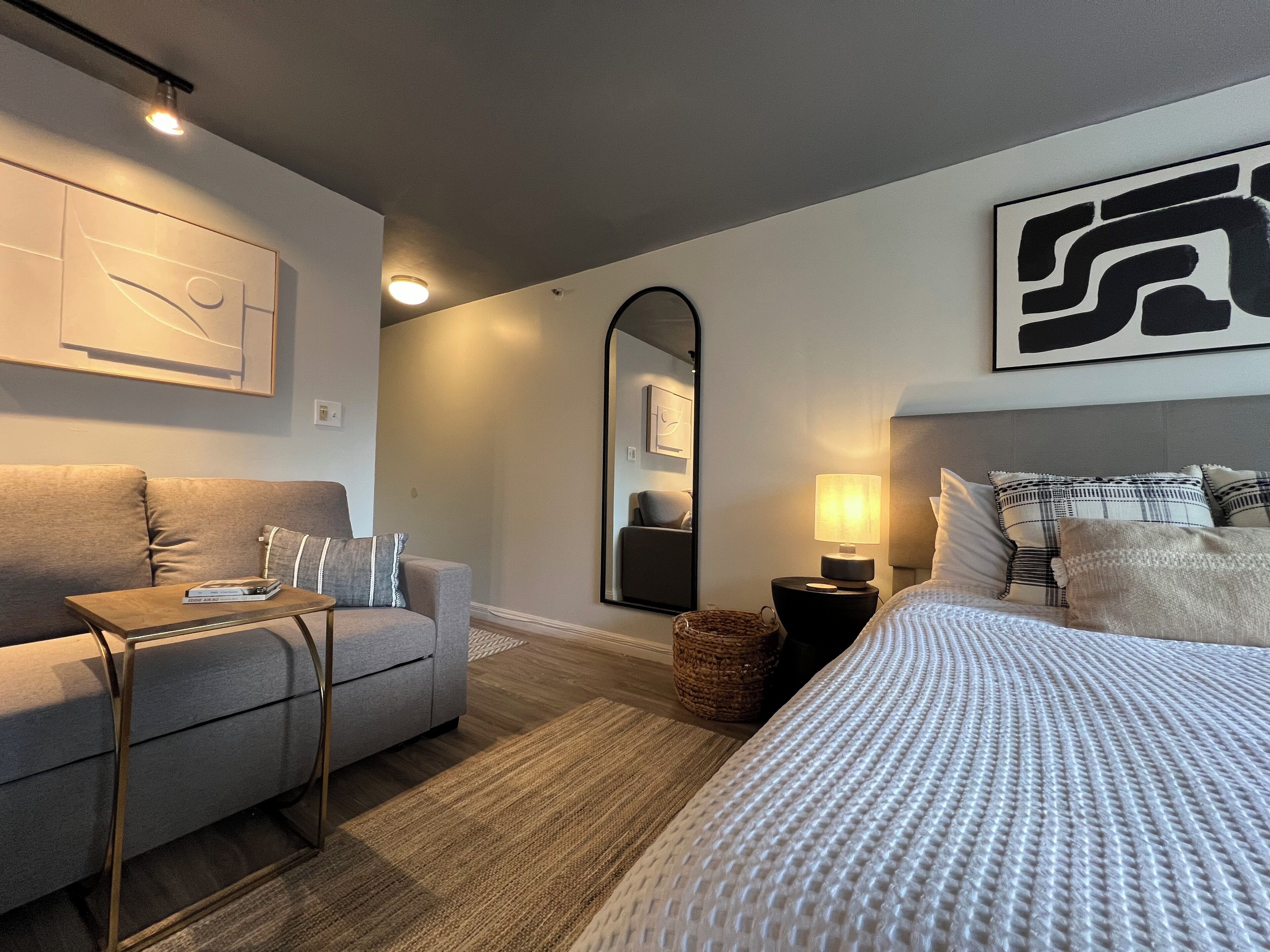 Steps to Waikiki Beach- STUDIO!