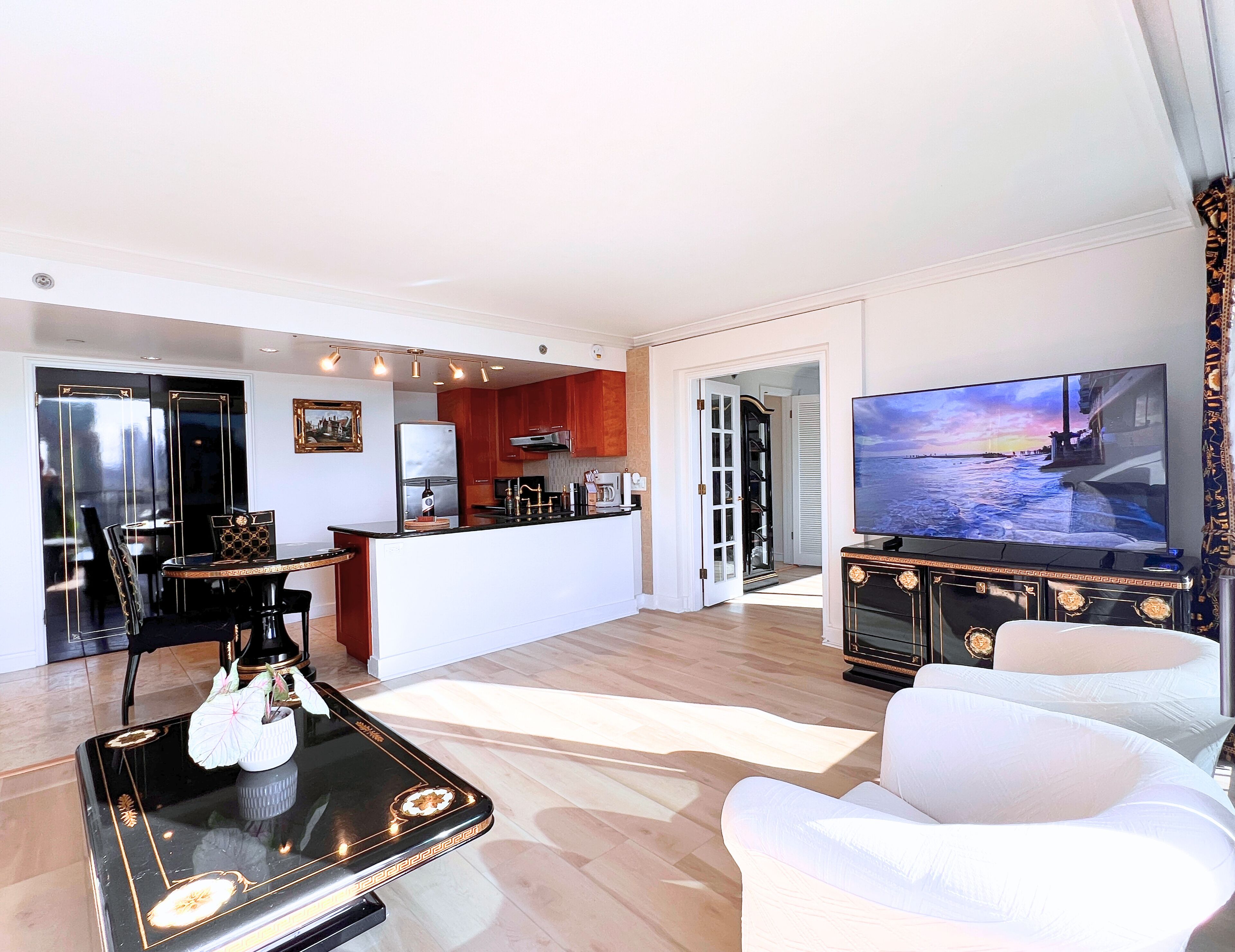 Spacious Luxury Suite w/Mountain, Ocean, & City view at Royal Garden Waikiki