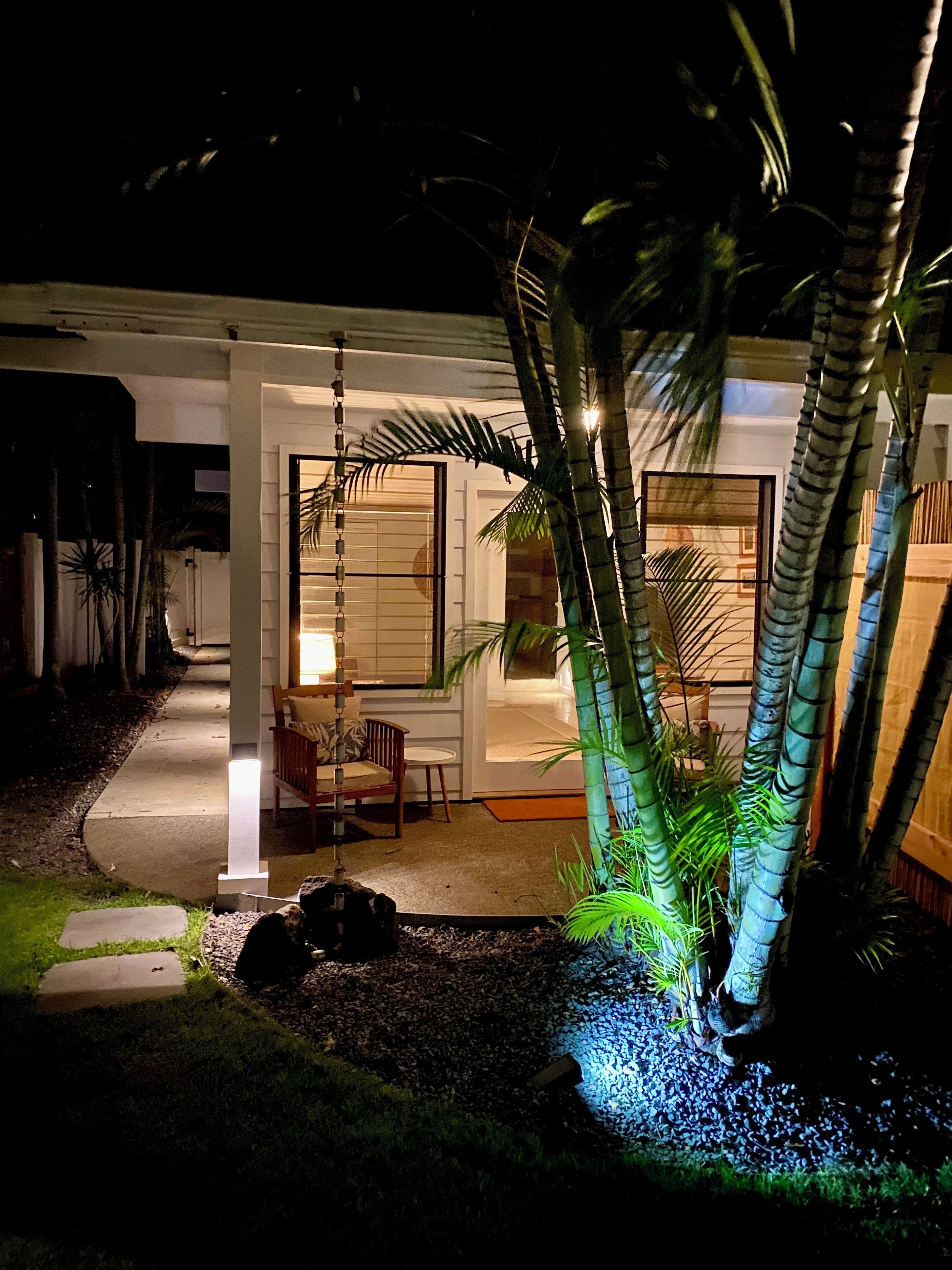 Bright and airy 1-bedroom cottage in charming Kailua, 1 block to beach. WiFi, AC