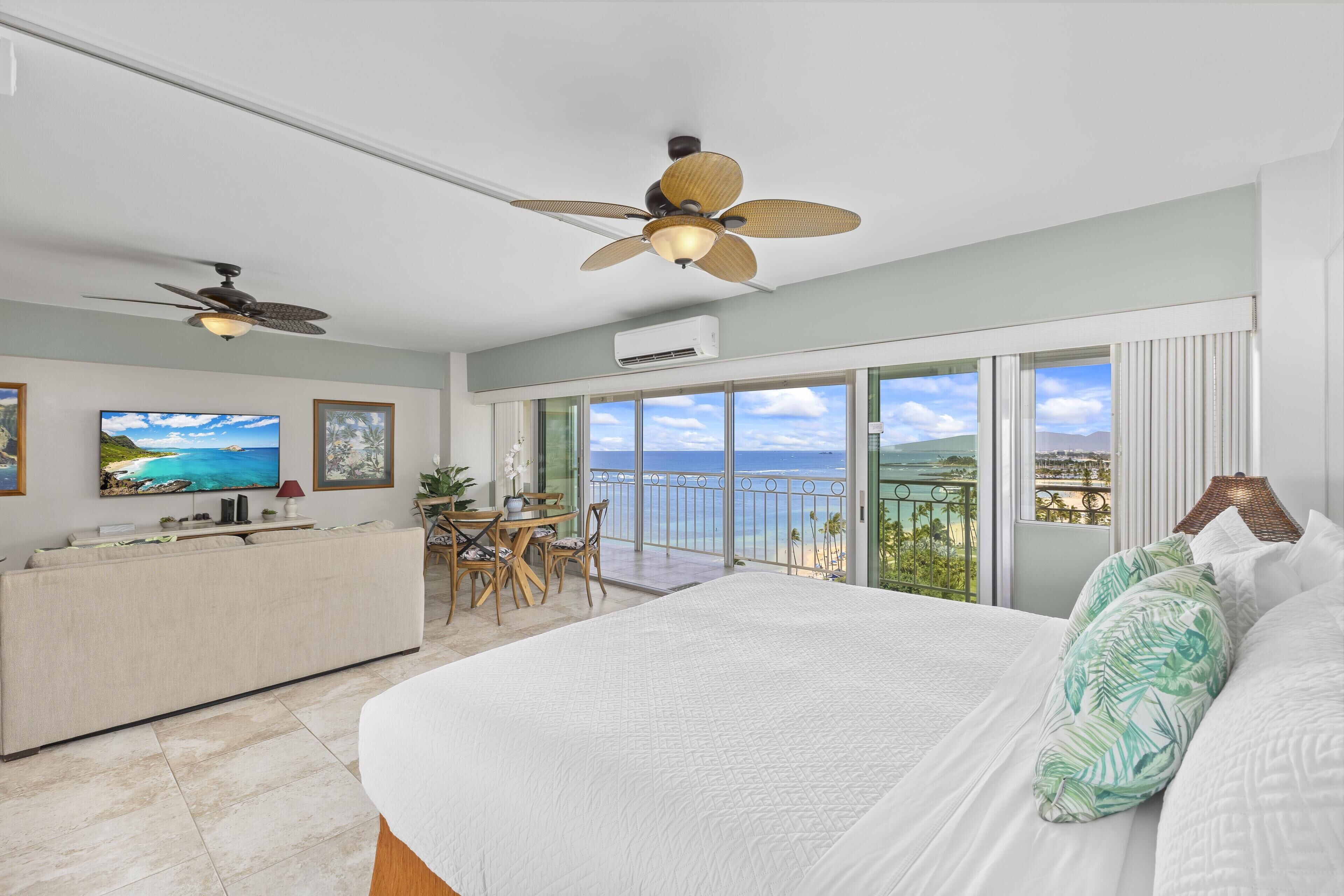 13th Floor Waikiki Shore - Ocean-front / King Bed / AC