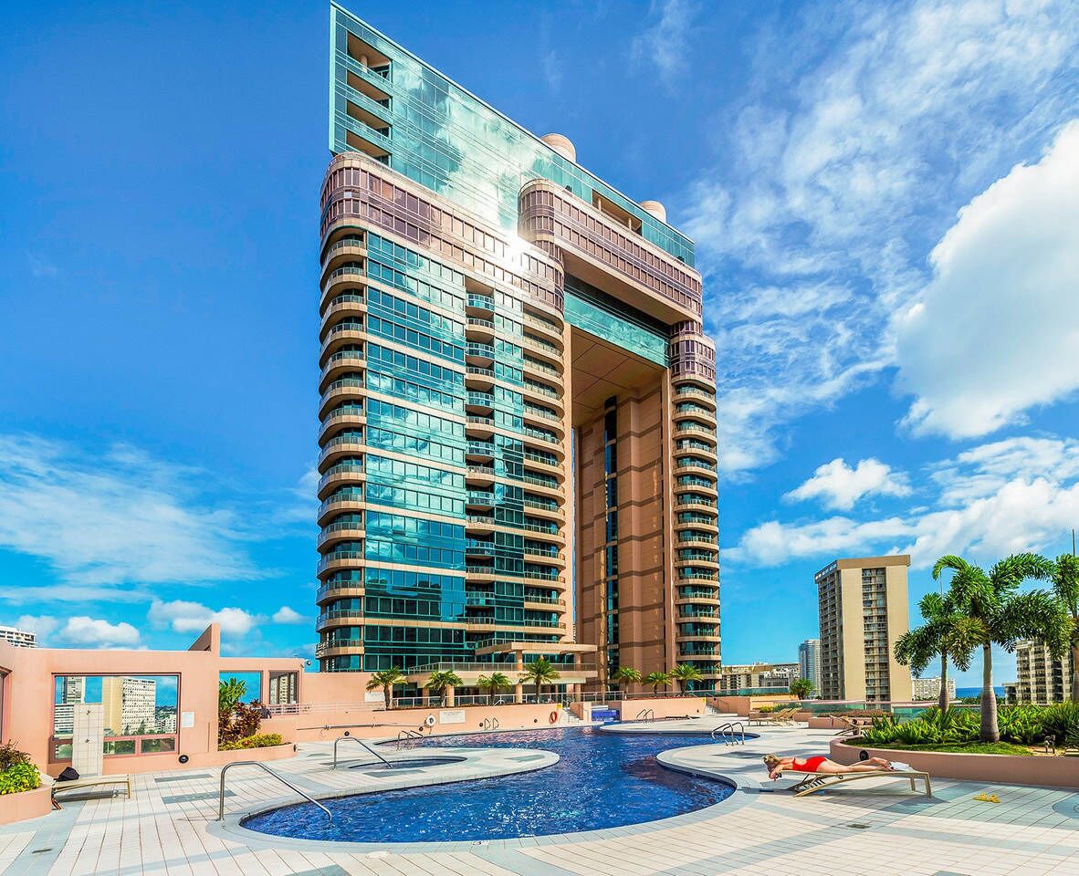 Luxurious 2-Bedroom Retreat in the Heart of Waikiki.