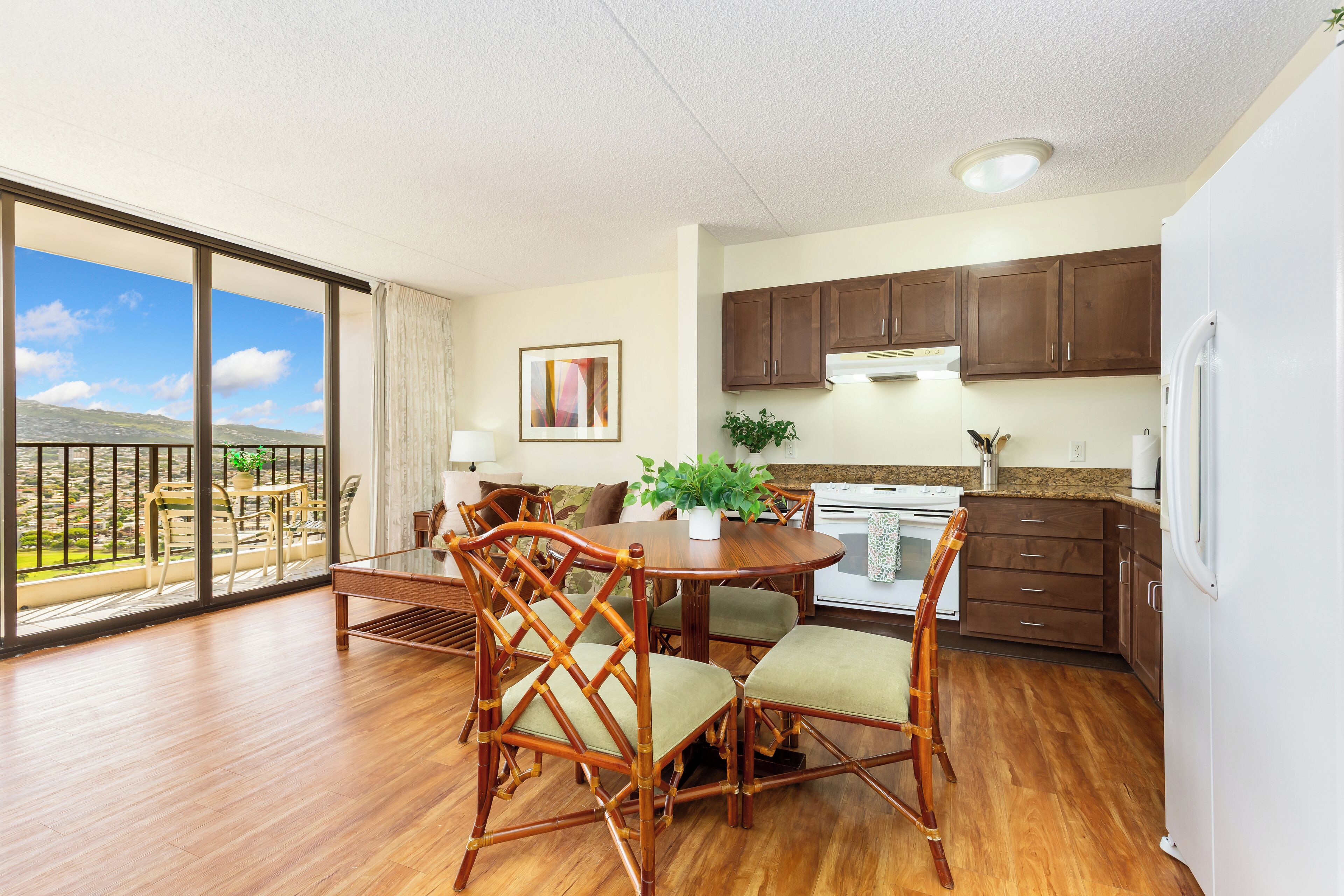 Waikiki Banyan 3409 – Mountain View Condo Rental in the Heart of Waikiki