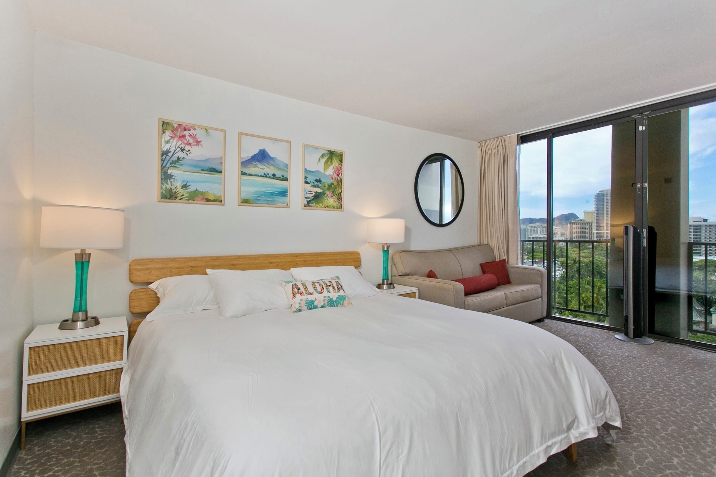Perfect Hawai’i ocean view condo with AC, WiFi, Sleeps 4, in heart of Waikiki