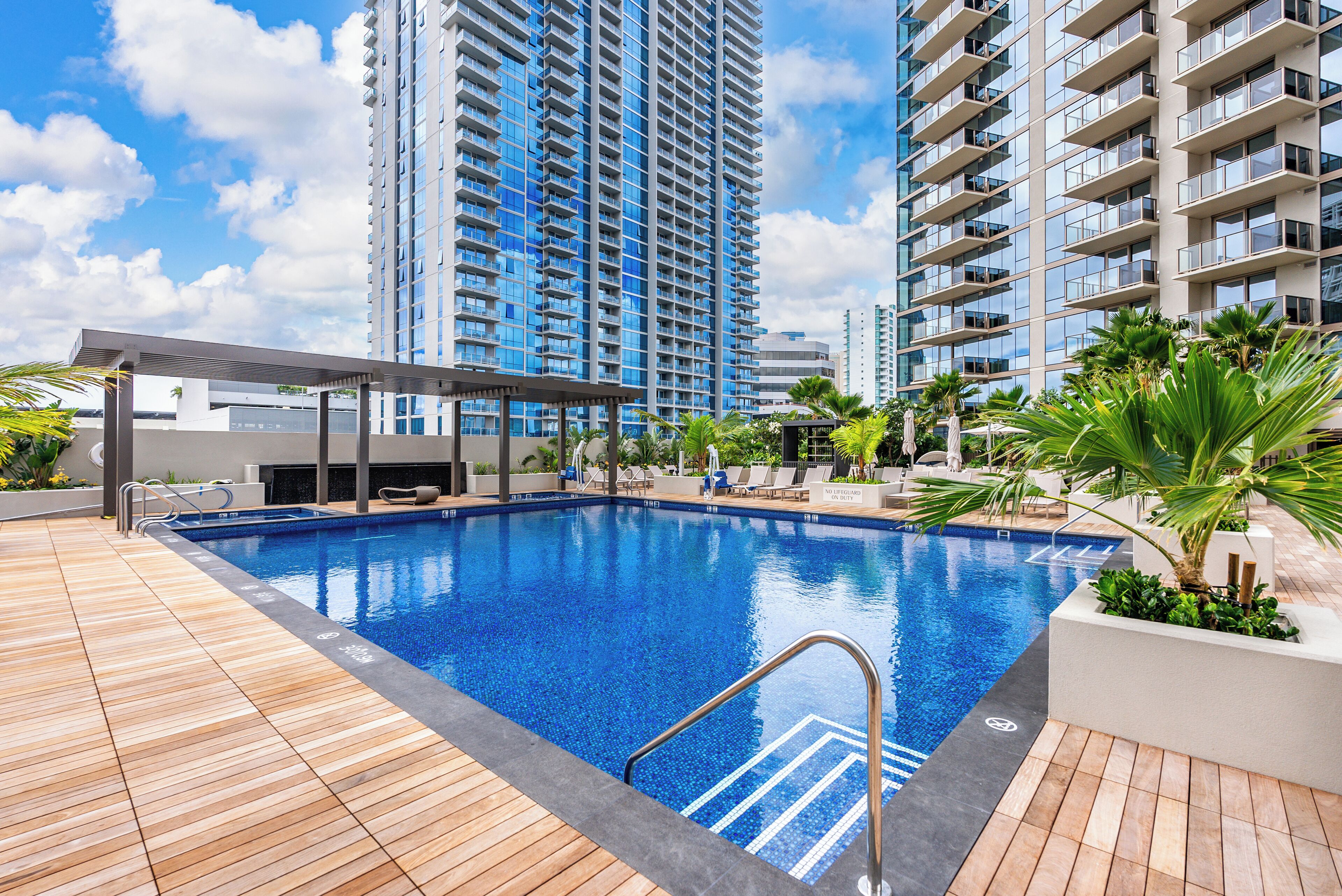 Aloha Heights: Luxury 1-Bedroom Condo with Pool, Gym & Ocean Views