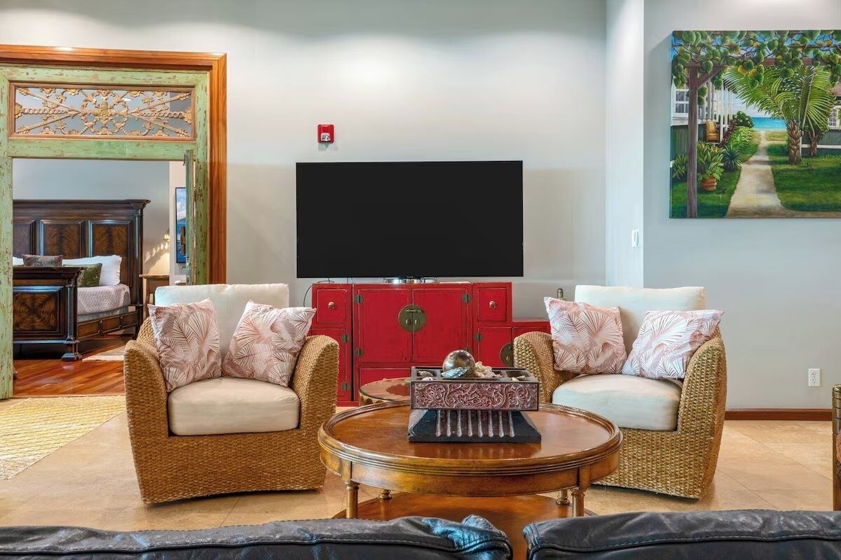 Prime Waikiki Spot! Outdoor Pool, Full Kitchen! Near Waikiki Beach!