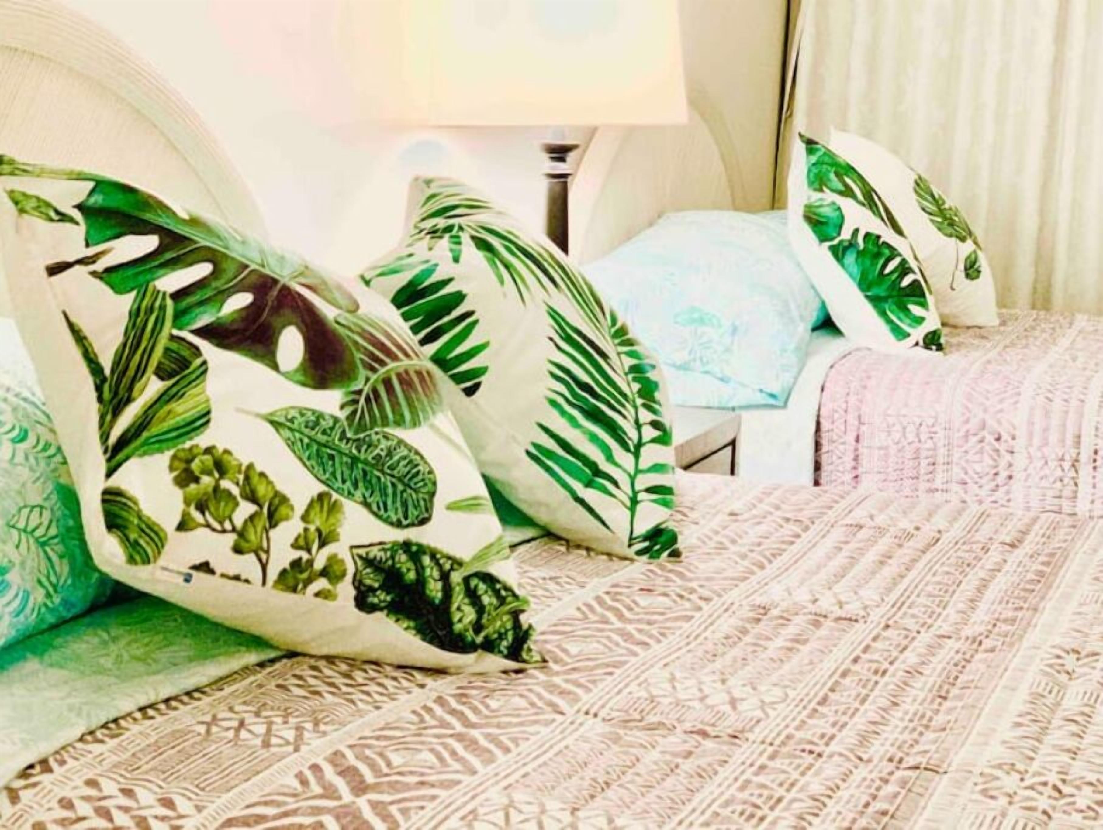 Waikiki Banyan Ocean View Apt - Free Parking