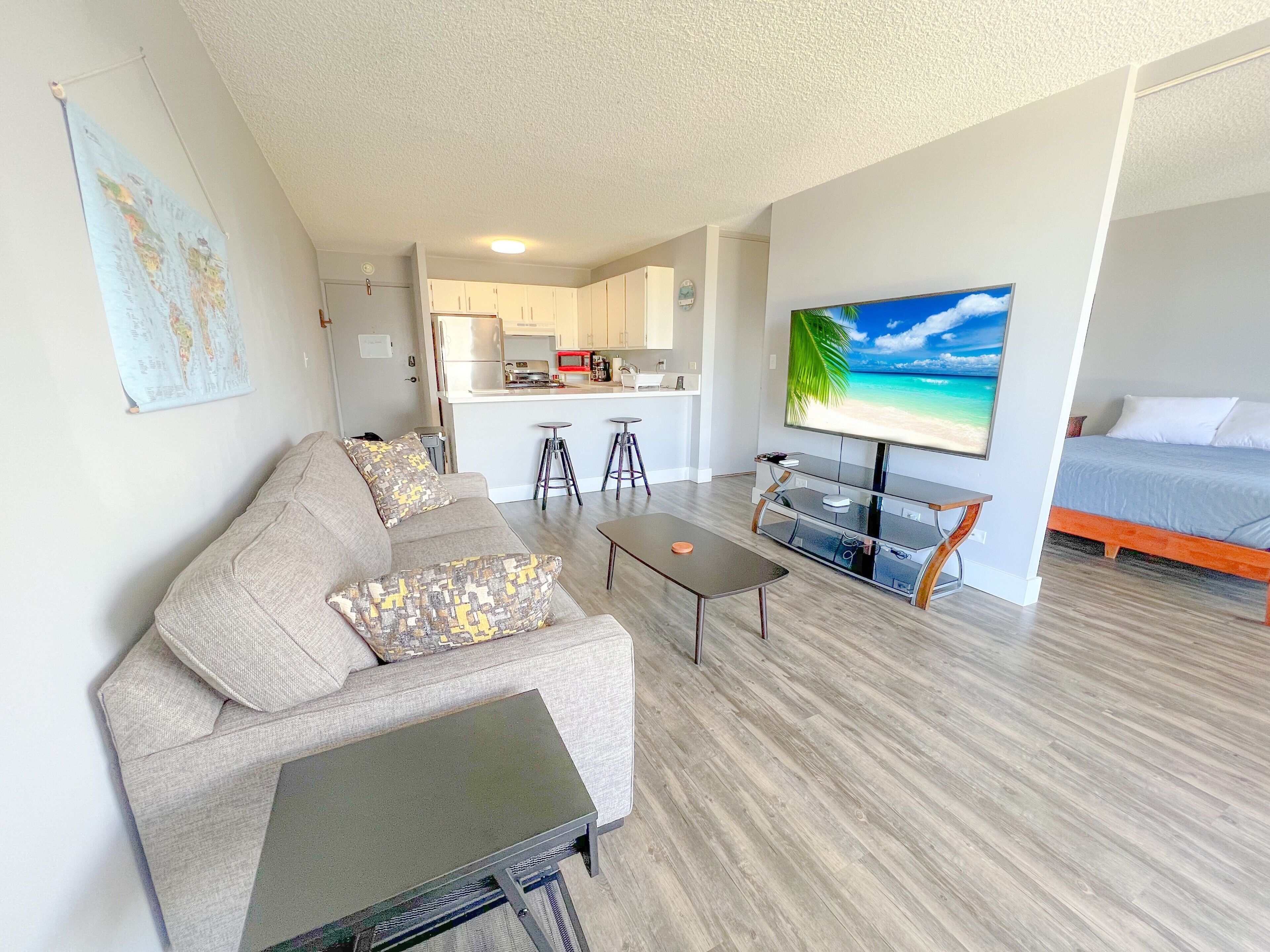 Aloha Living at Waikiki Lanais | Pool + Gym