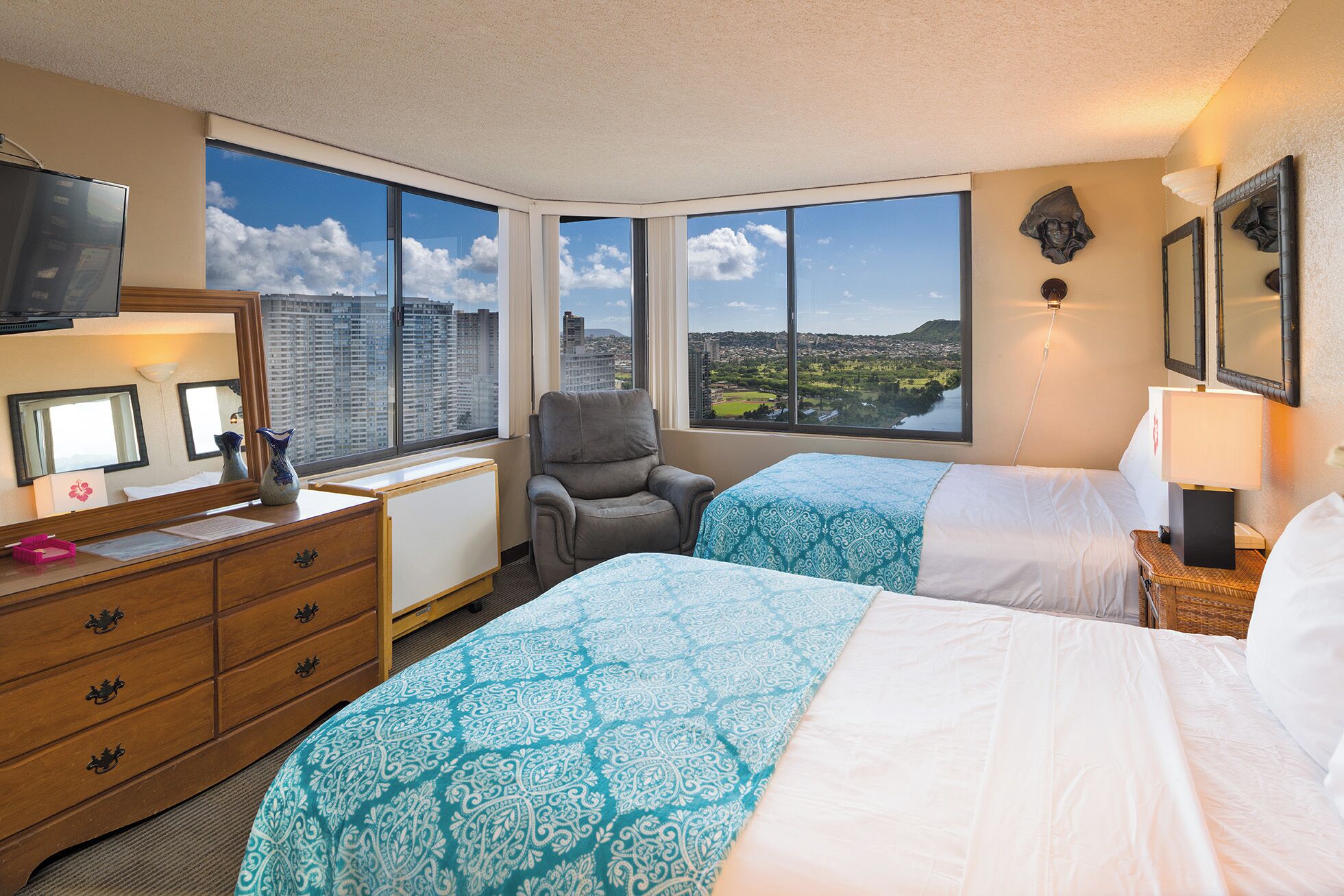 2BR Suite (Connecting Studios)–Privacy & Convenience in the Heart of Waikiki