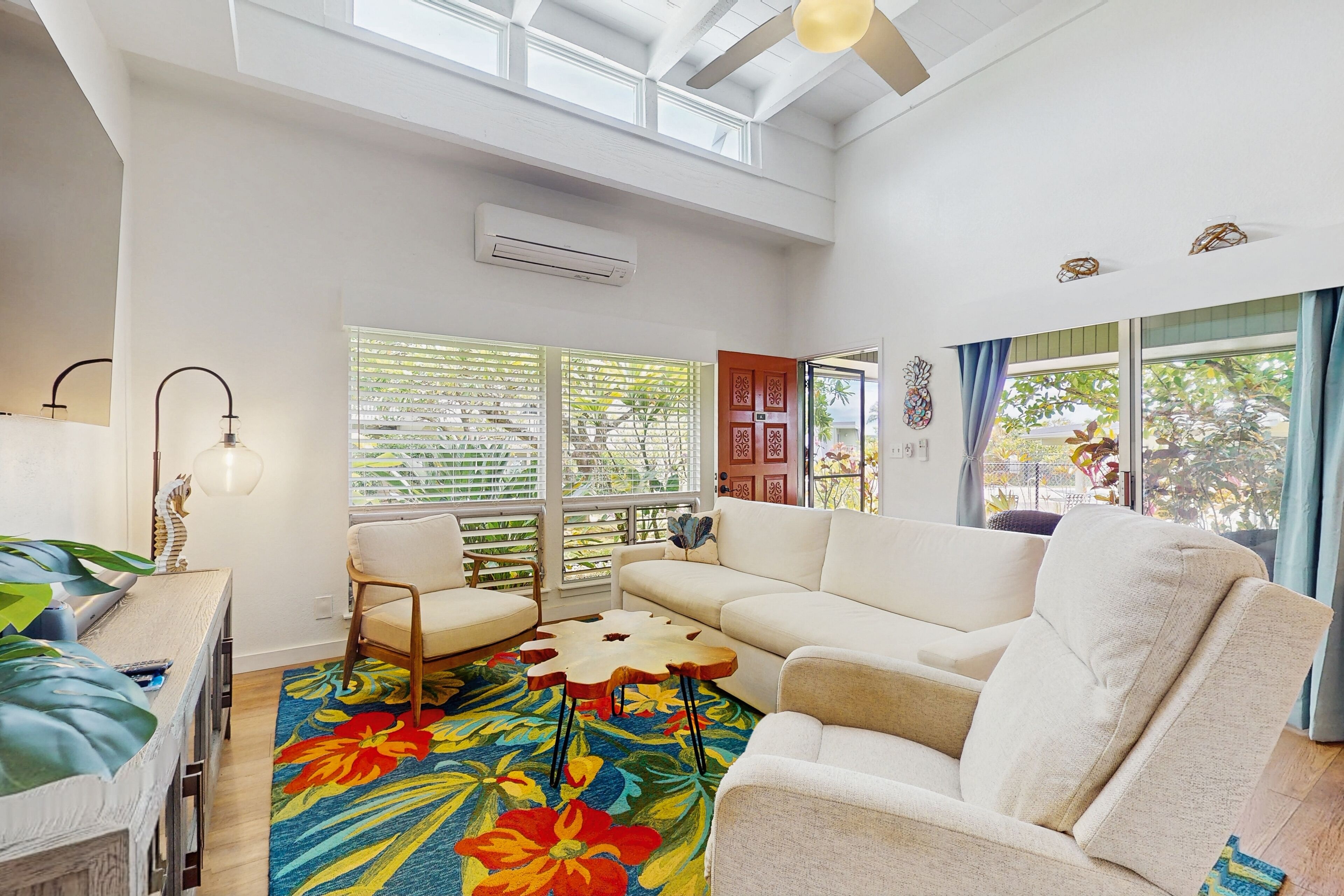Spacious 2-bedroom condo with a lanai, on-site pool, WiFi & golf courses nearby