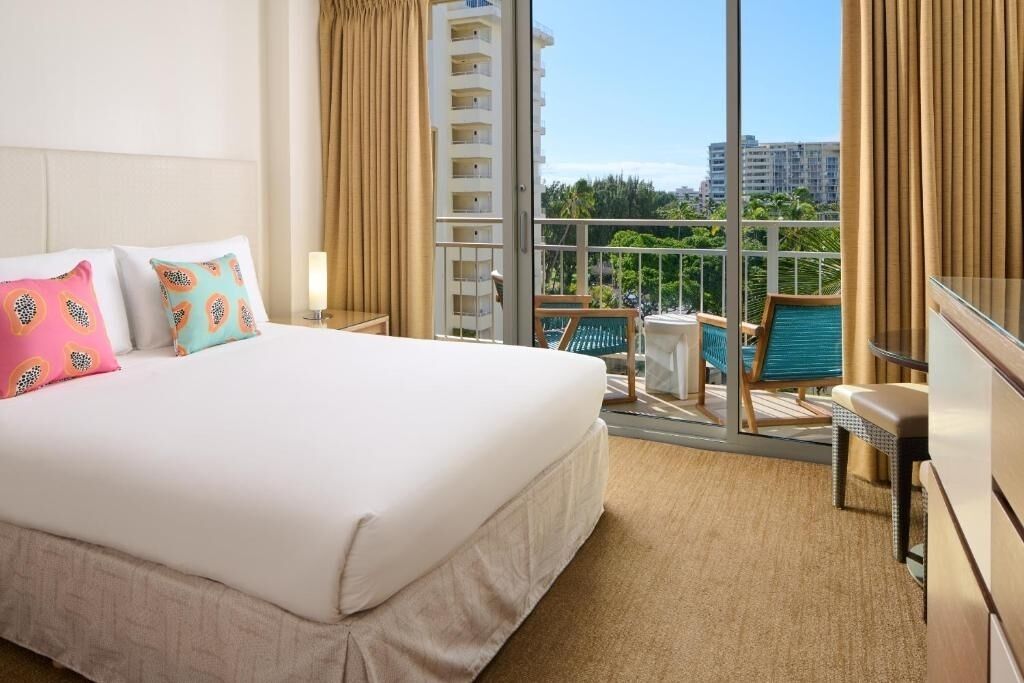 Kaimana Beach Hotel | Classic Queen | Beachfront Getaway