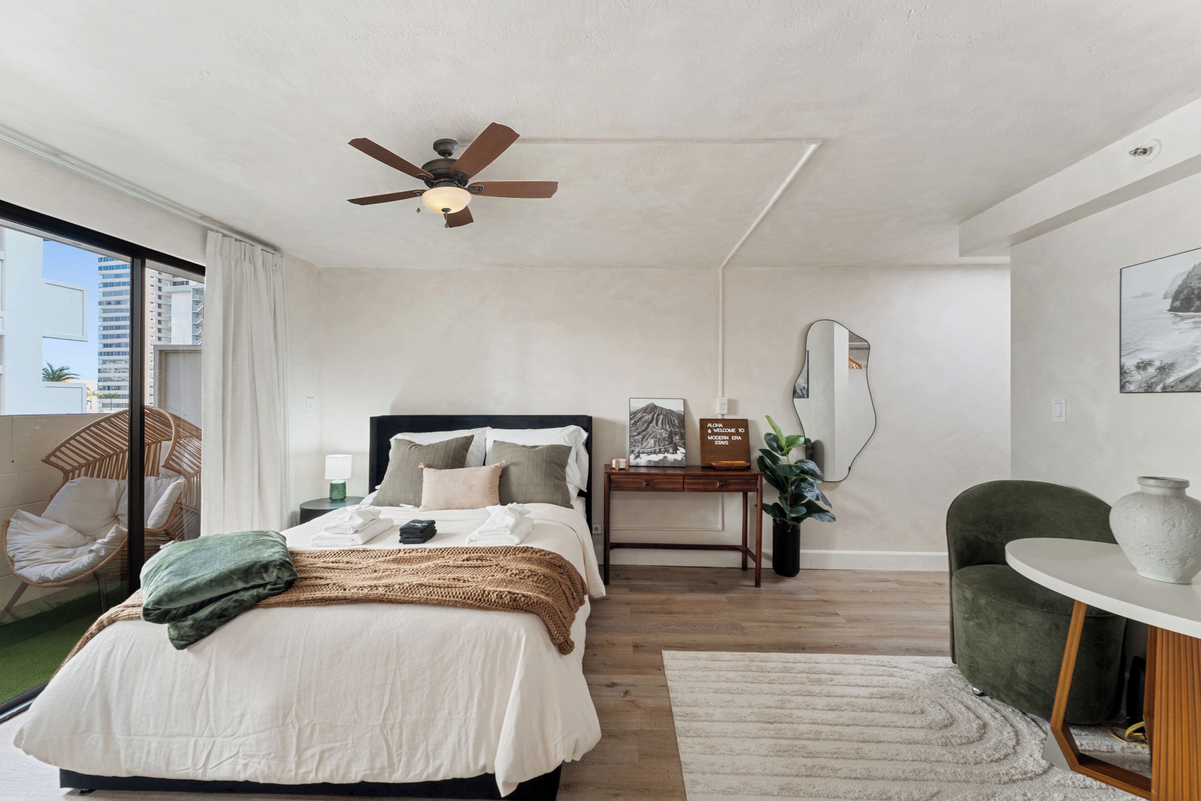 Charming Getaway in the Heart of Waikiki. Modern Studio.