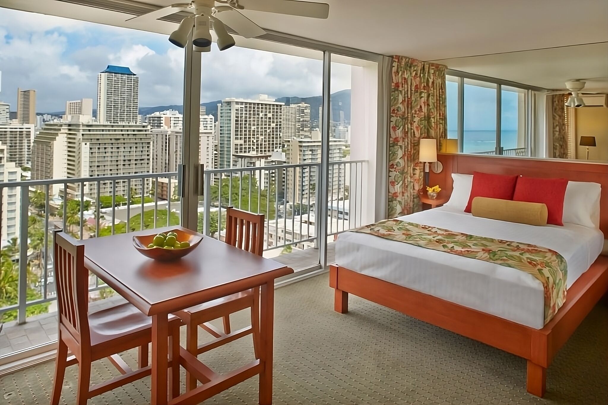 Perfect Adventure Near Beach! Parking, Pool, Near Waikiki Beach