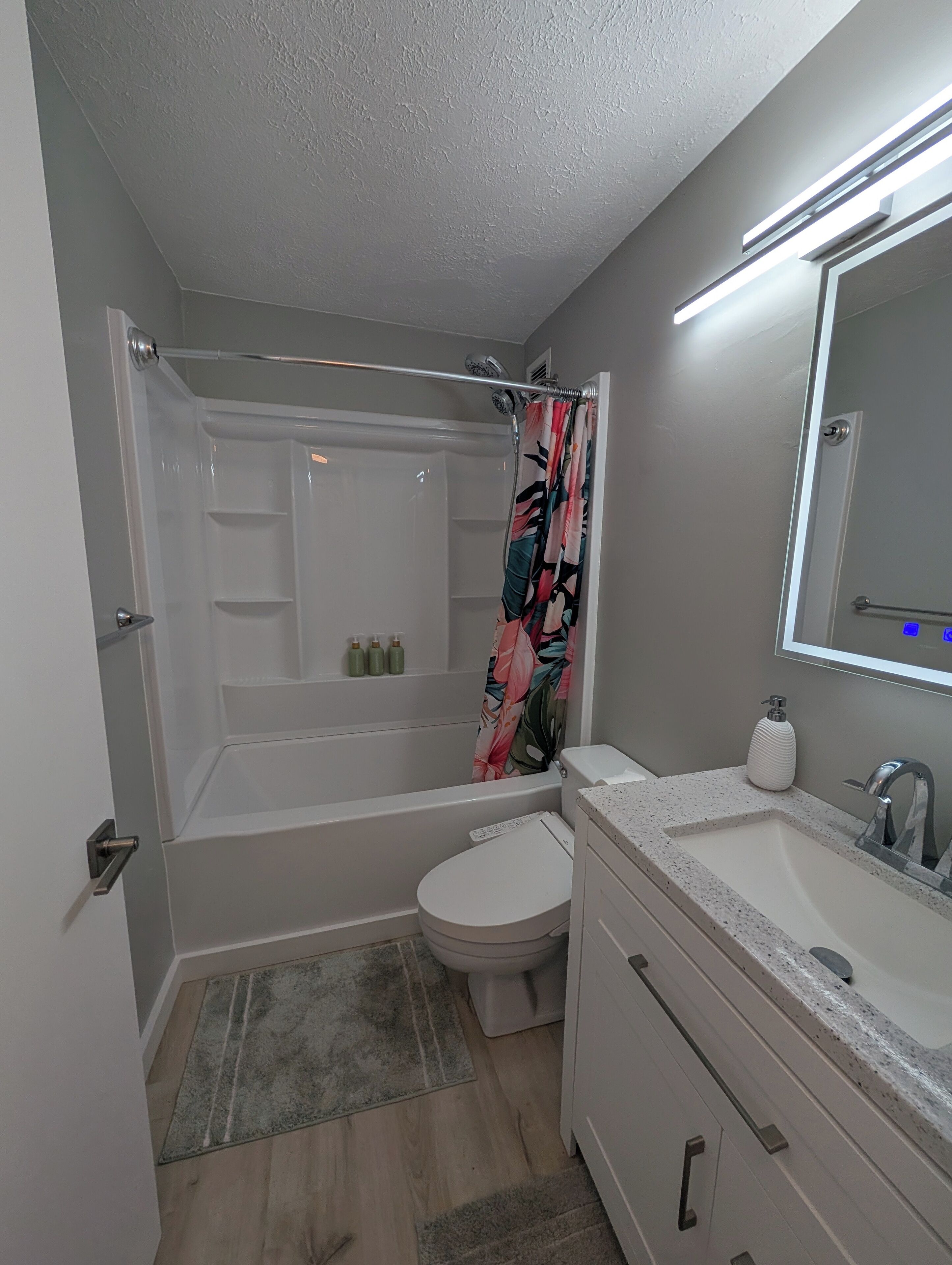 Newly renovated, secure, 2-bedroom apartment in beautiful Waikiki with AC