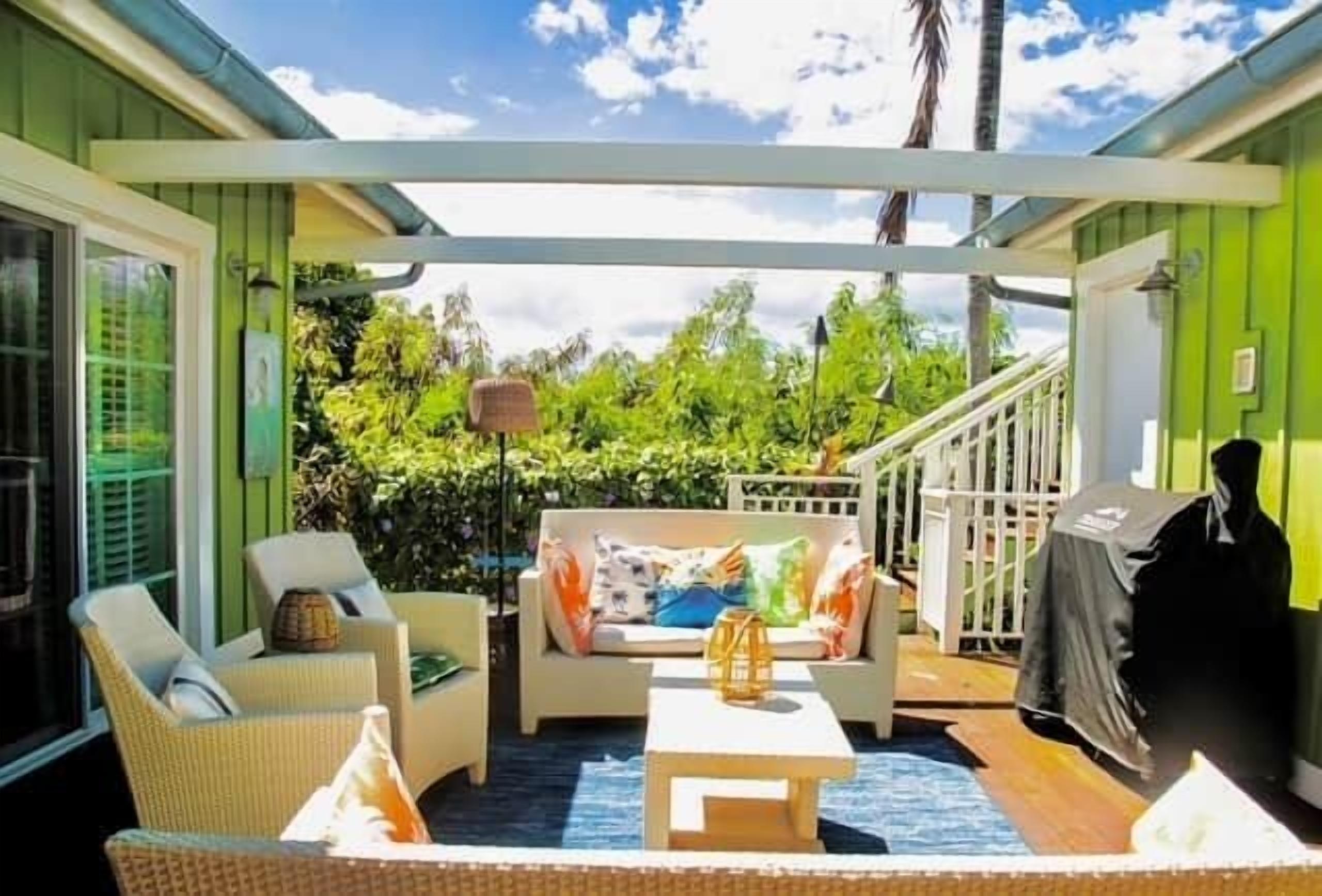 Poipu Beach 1940s Cottage • Outdoor Showers