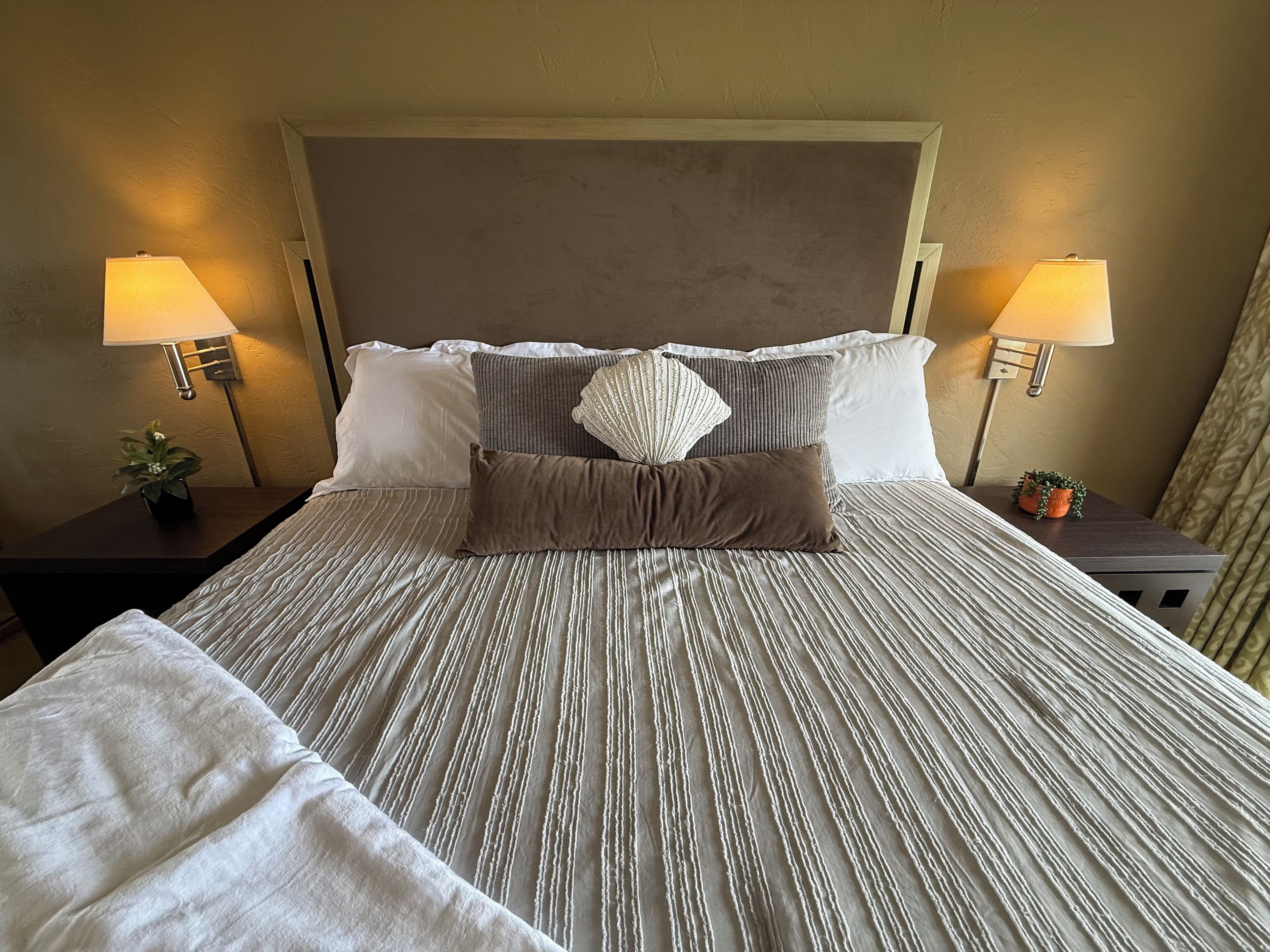 Deluxe 1 Bedroom Ocean View Condo with hot tub and pools & short stroll to beach