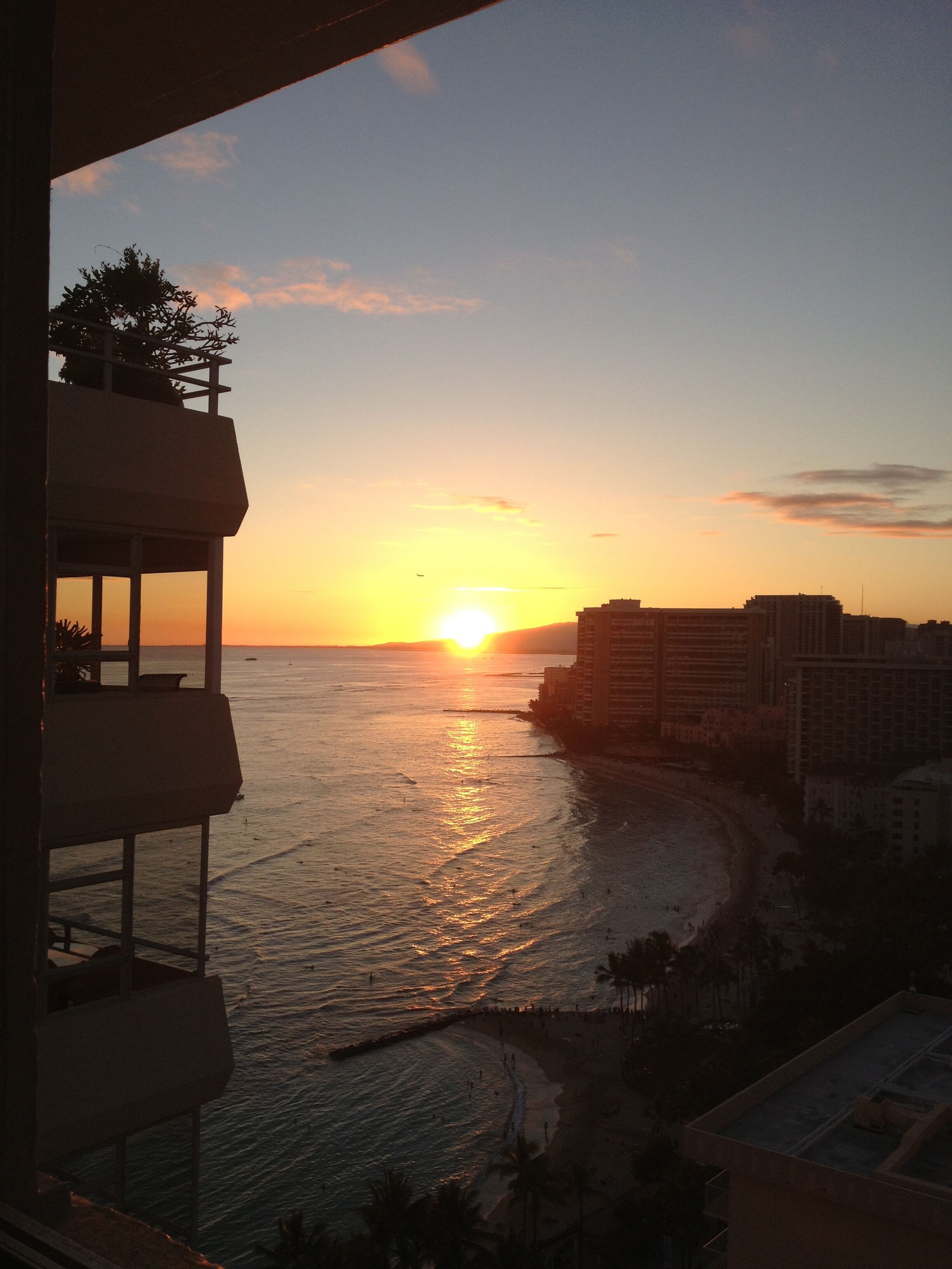 Studio - Ocean & Mtn Views top floor of Closest condo to Beach in Waikiki