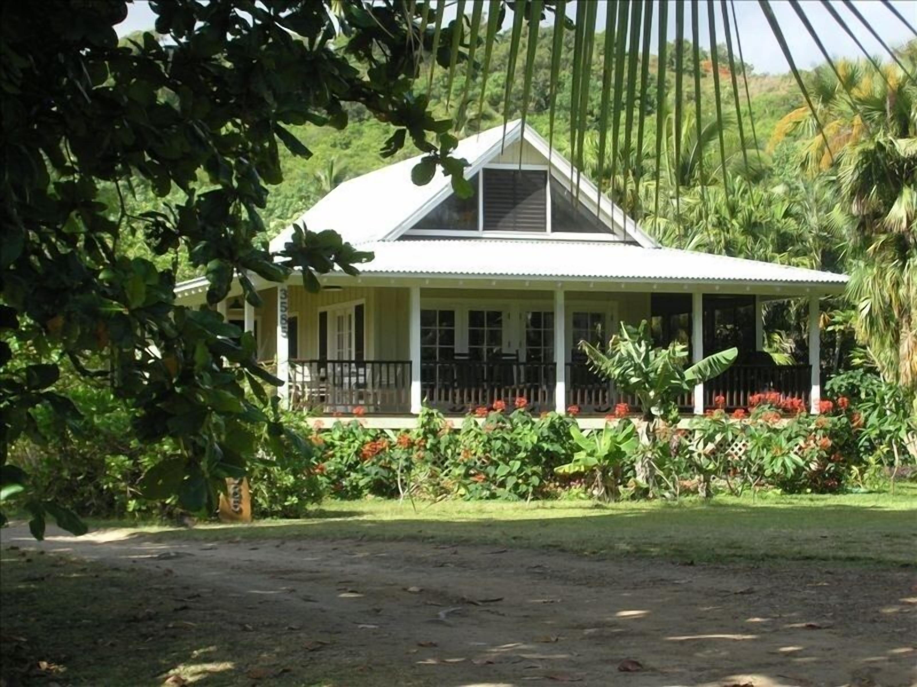 Beautiful Plumeria Cottage-Anini Beach Plantation Style Home