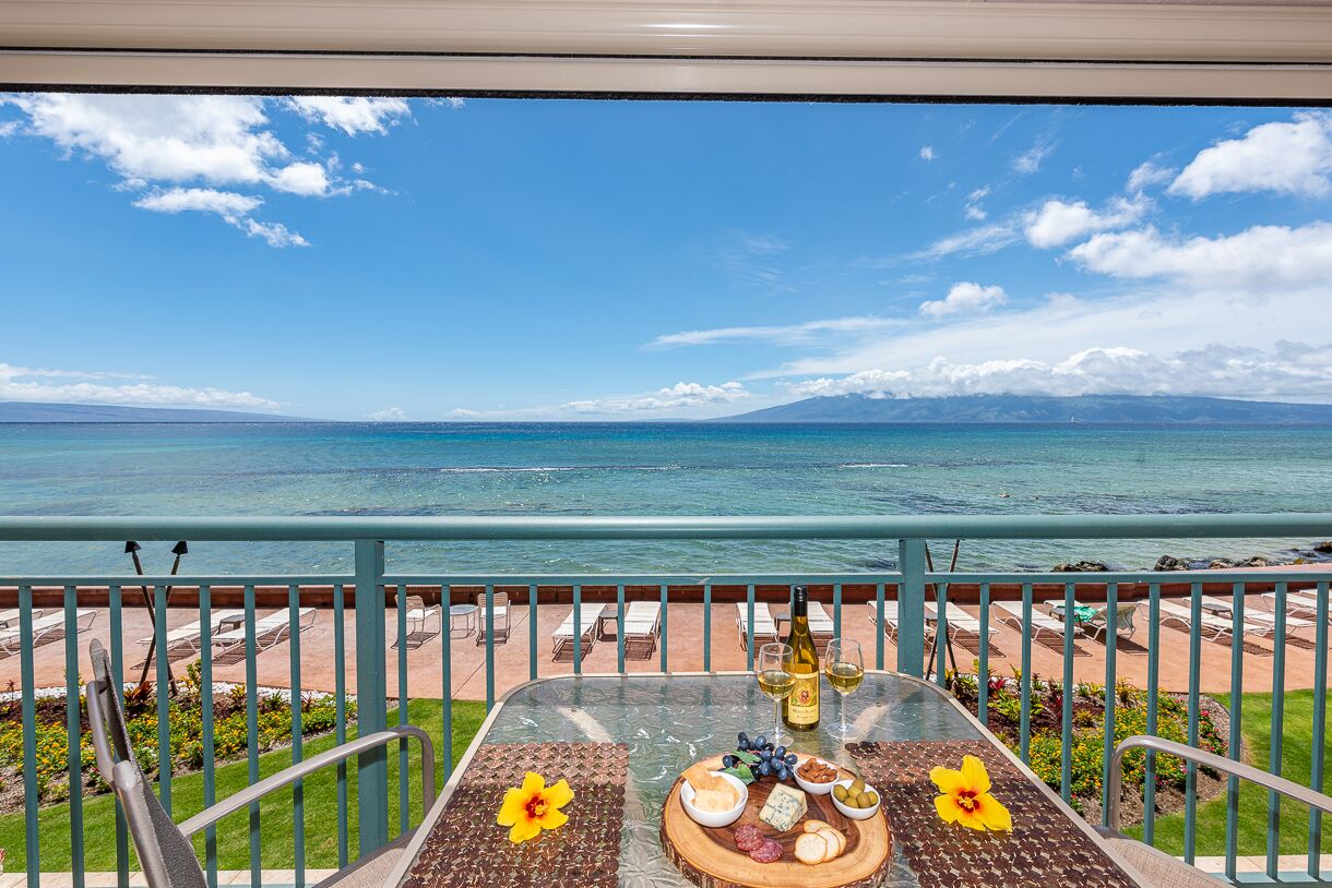 Makani Sands #206 1brmBeachfront condo with balcony on the ocean