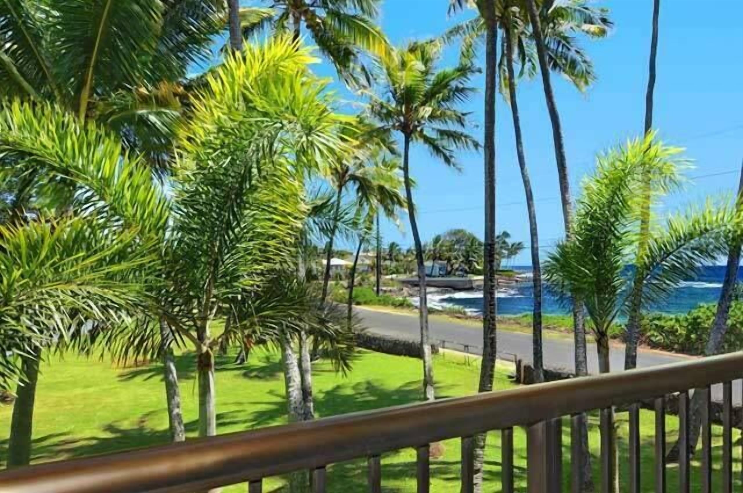 Second-floor condo with great view of the ocean and Prince Kuhio Park.