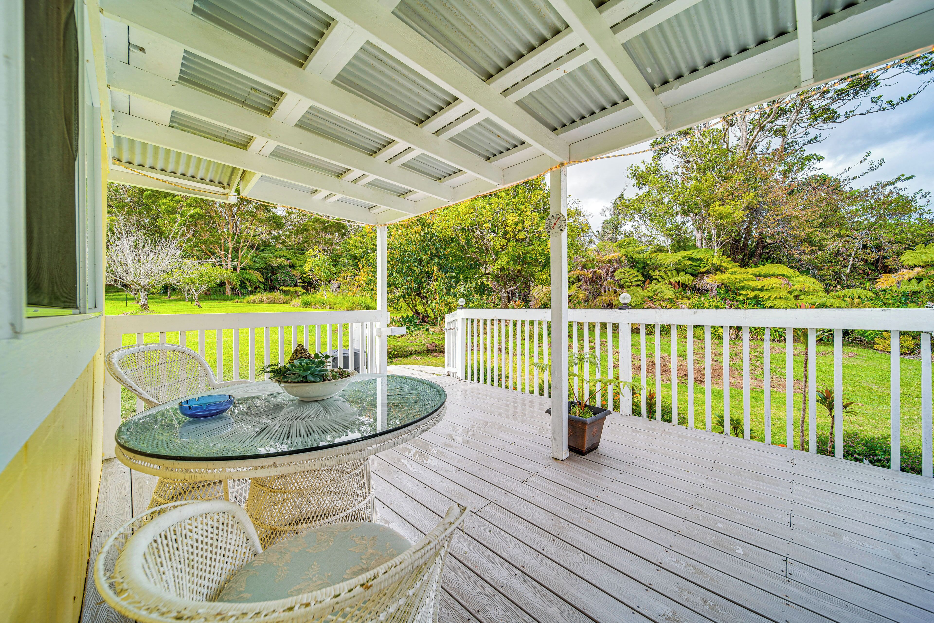 7 Mi to Volcanoes NP: Serene Cottage w/ Deck!
