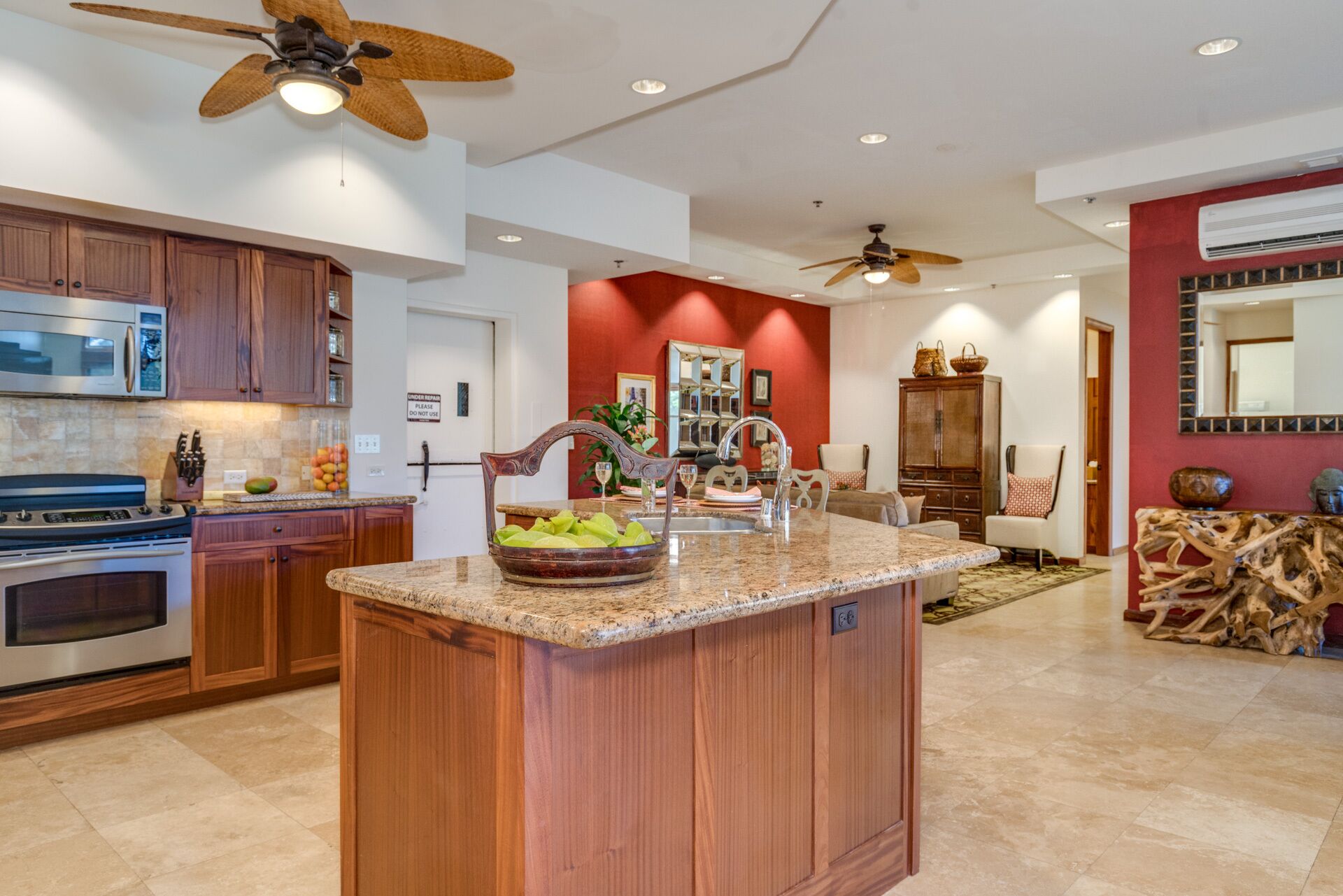 HUGE Luxury Suite in Waikiki! Full Kitchen & Pool! Great for Families!