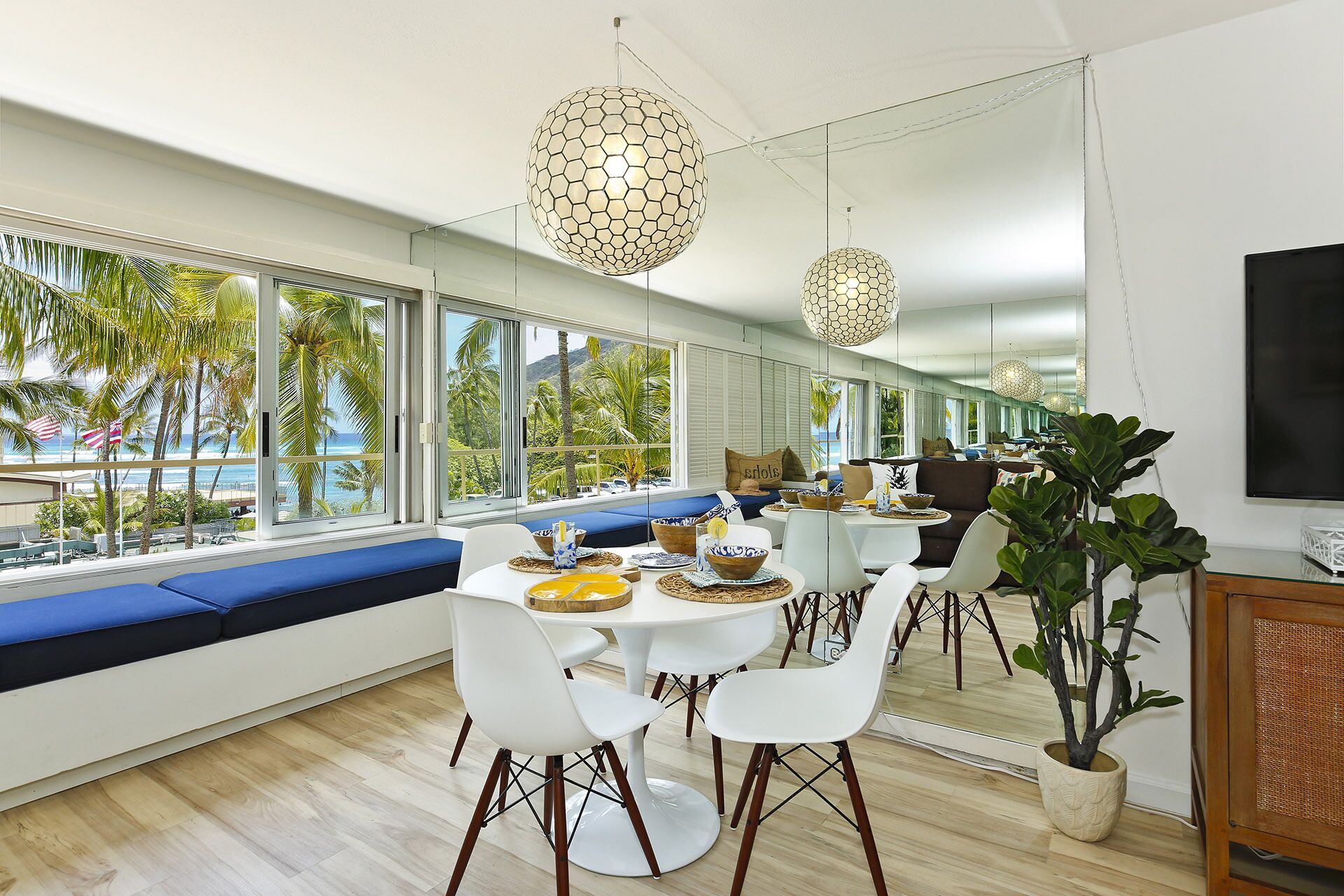 Upgraded Beachfront Studio on Quiet Waikiki beach with Swimming/Surfing!