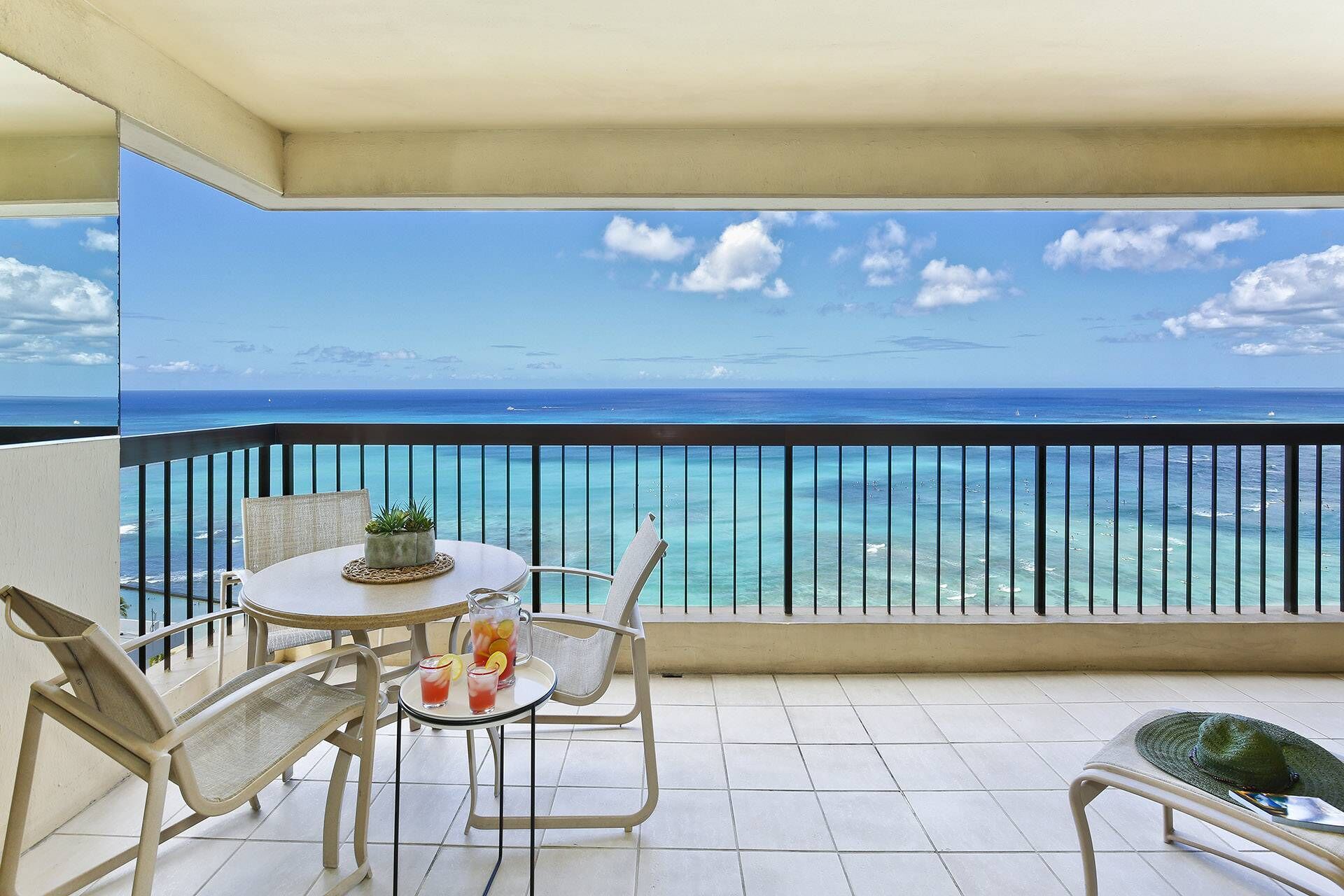 LUCKY YOU! Breathtaking Ocean and Diamond Head Views! Steps to Beach!