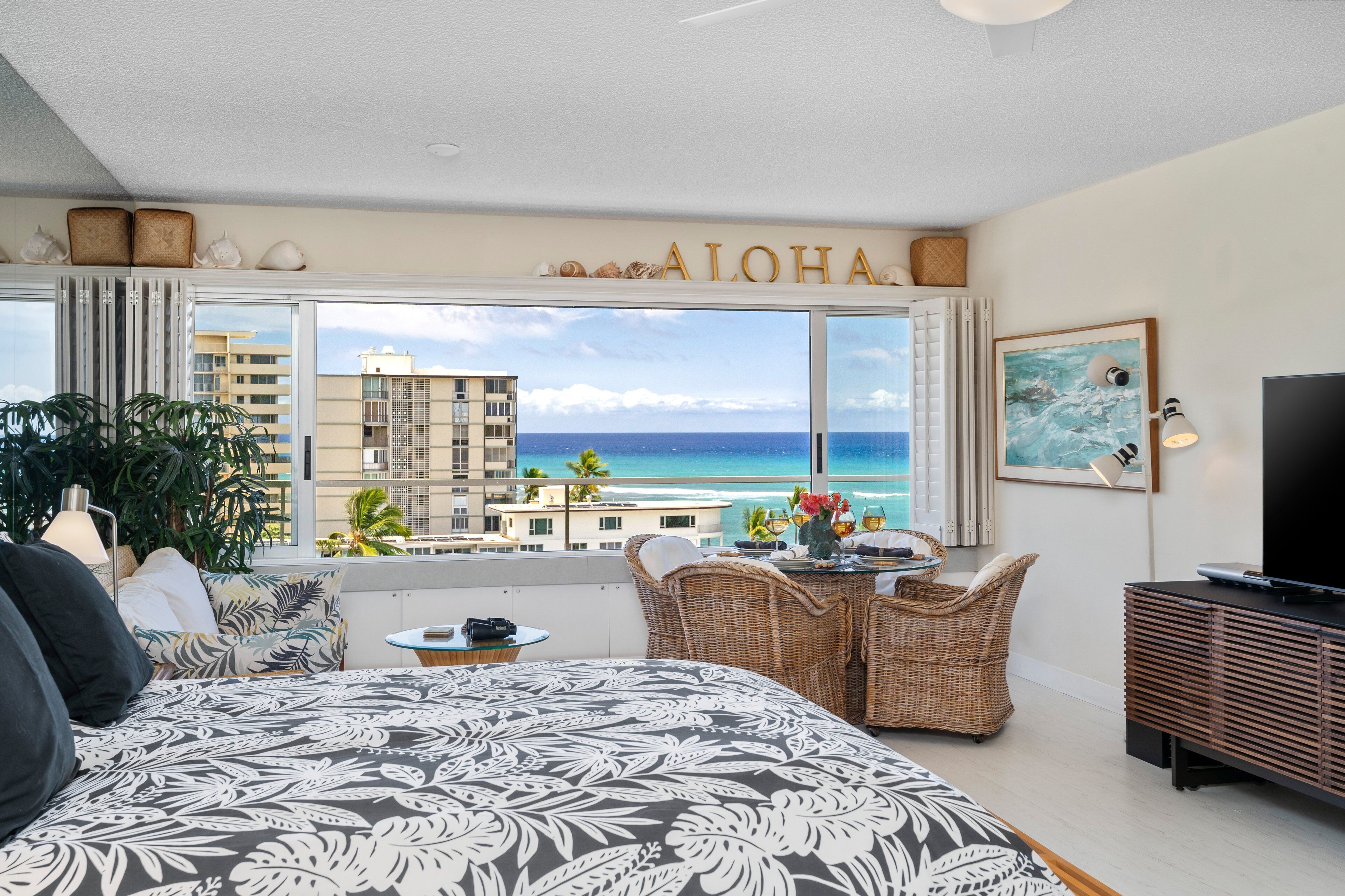 Ocean and Diamond Head views from quiet end of Waikiki Beachfront!