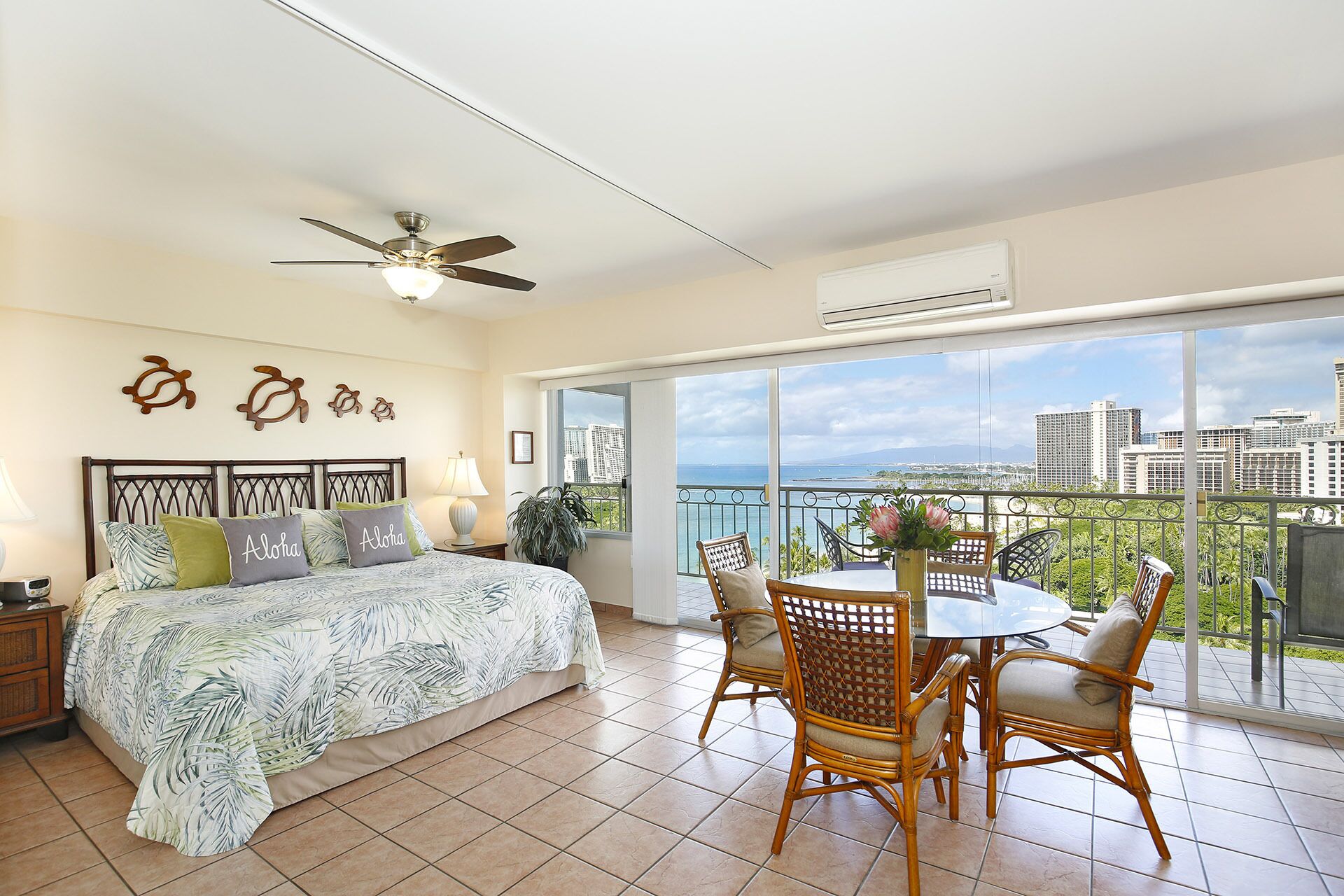 Beachfront Location with GREAT View! Washer/Dryer, Washlet, A/C, Wi-Fi!