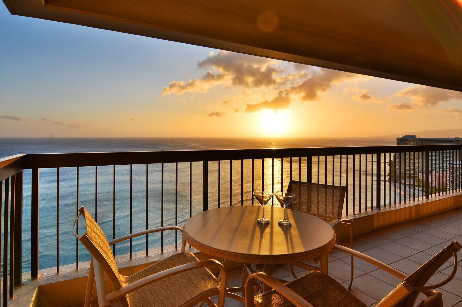 Spectacular Diamond Head and Ocean Views! Free Valet Parking, Wi-Fi, Pool!