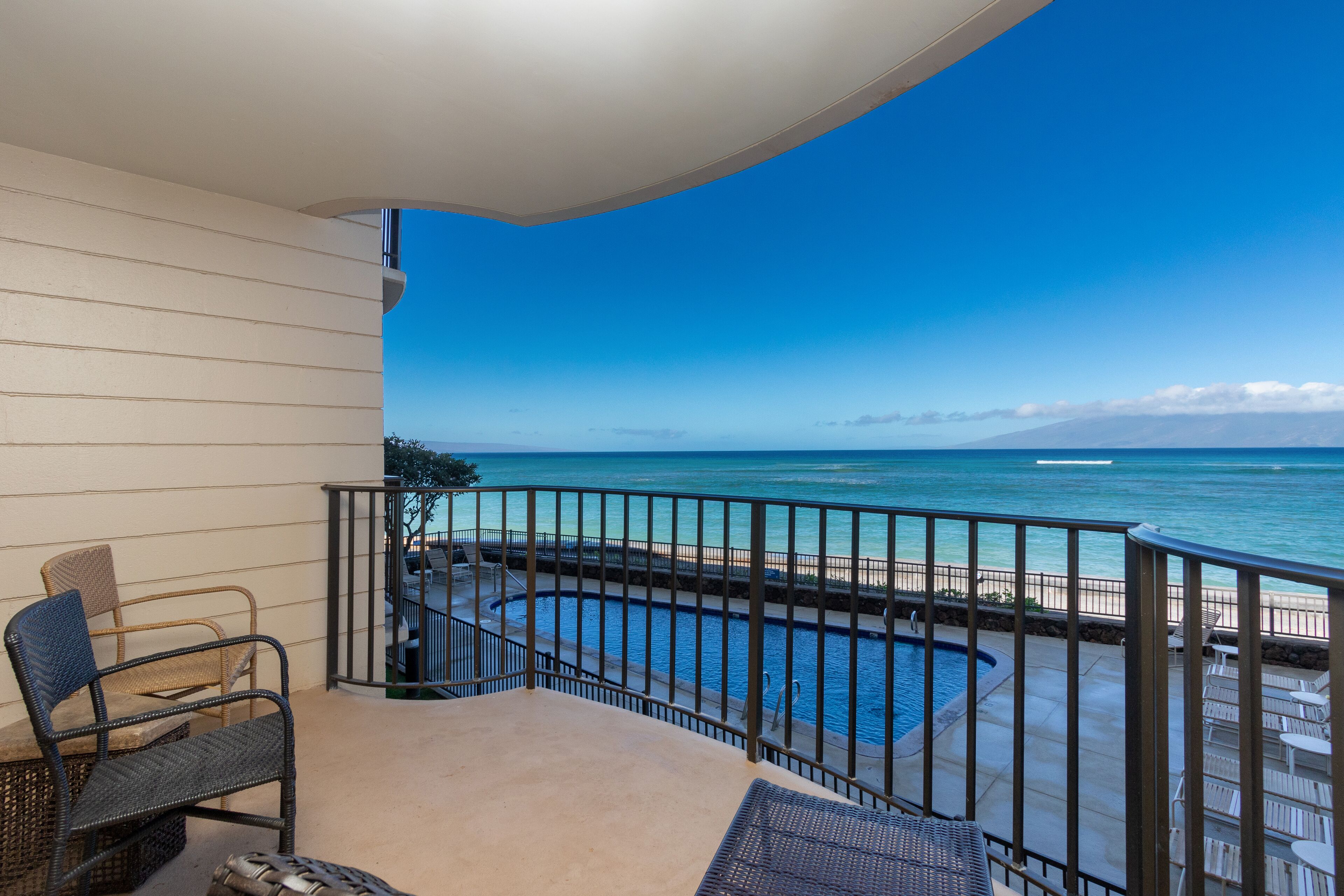 Kahana Reef 207: Beautifully Remodeled 1 bedroom with Direct Ocean Front View