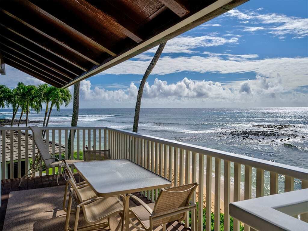 Fit For Royalty! Beachfront w/Open Kitchen, Lanai, WiFi, TV, Ceiling FansโKiahuna 2004