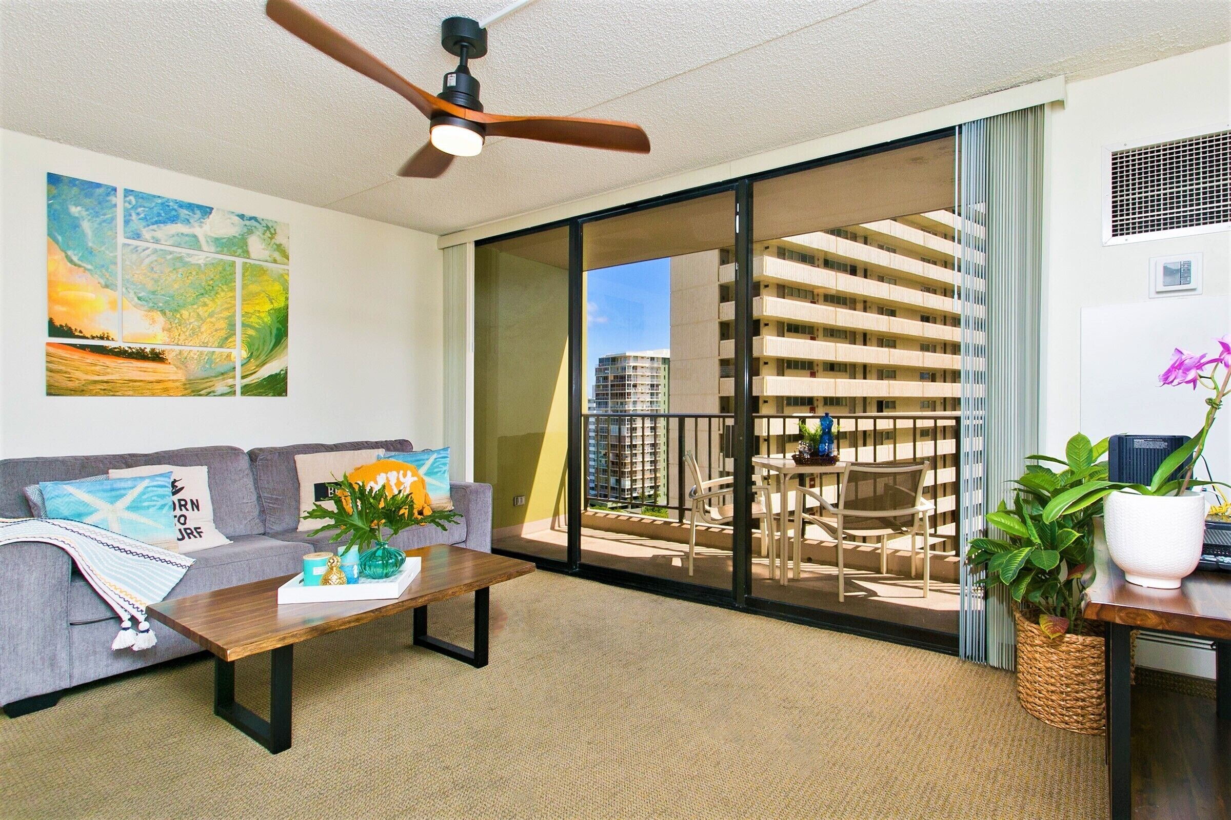 Clean one bedroom with Free Parking, WiFi, one block to Waikiki Beach!