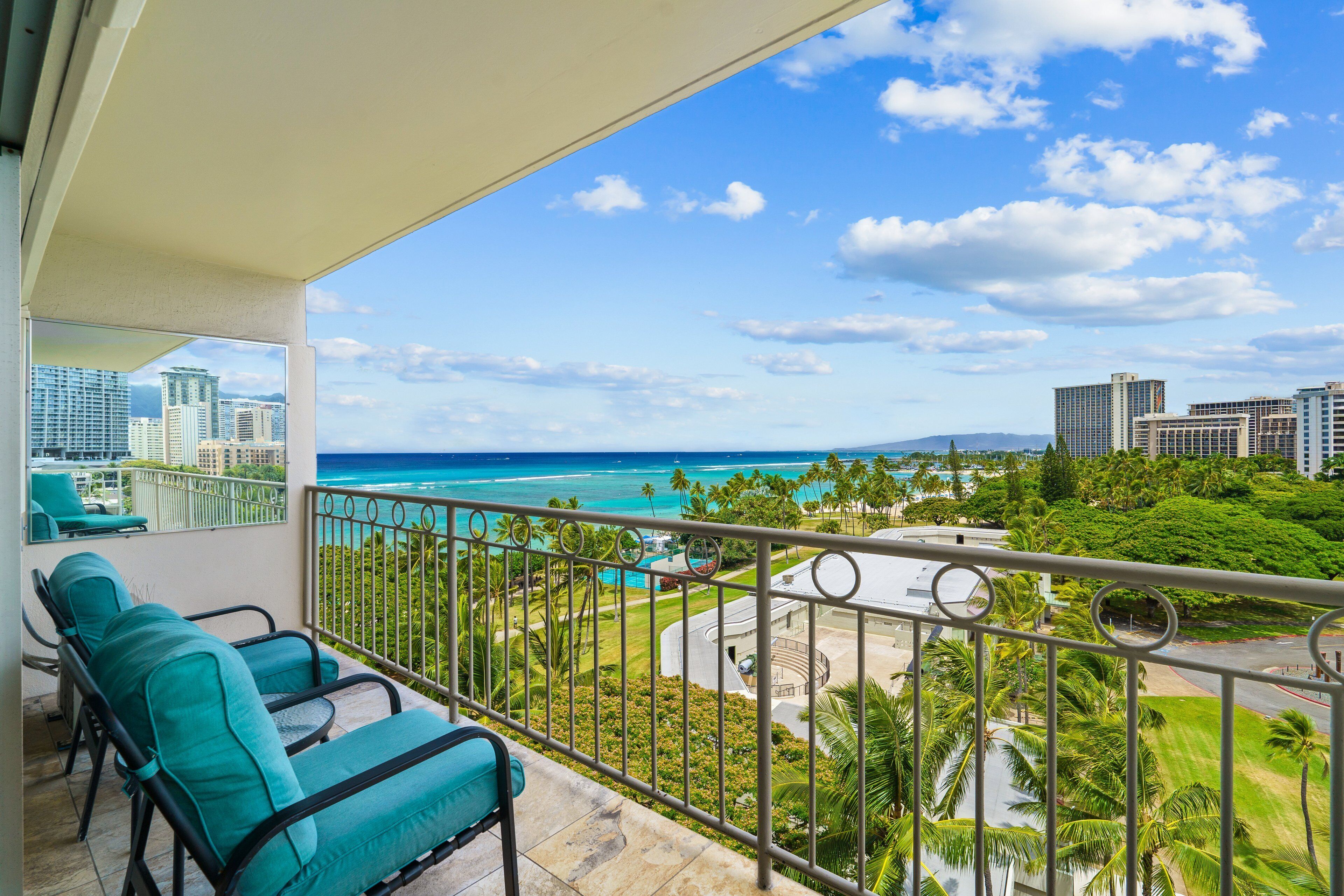 Luxury 2-Bed/2-Bath Corner Waikiki Shore Condo w/ Ocean Views! FREE Parking!