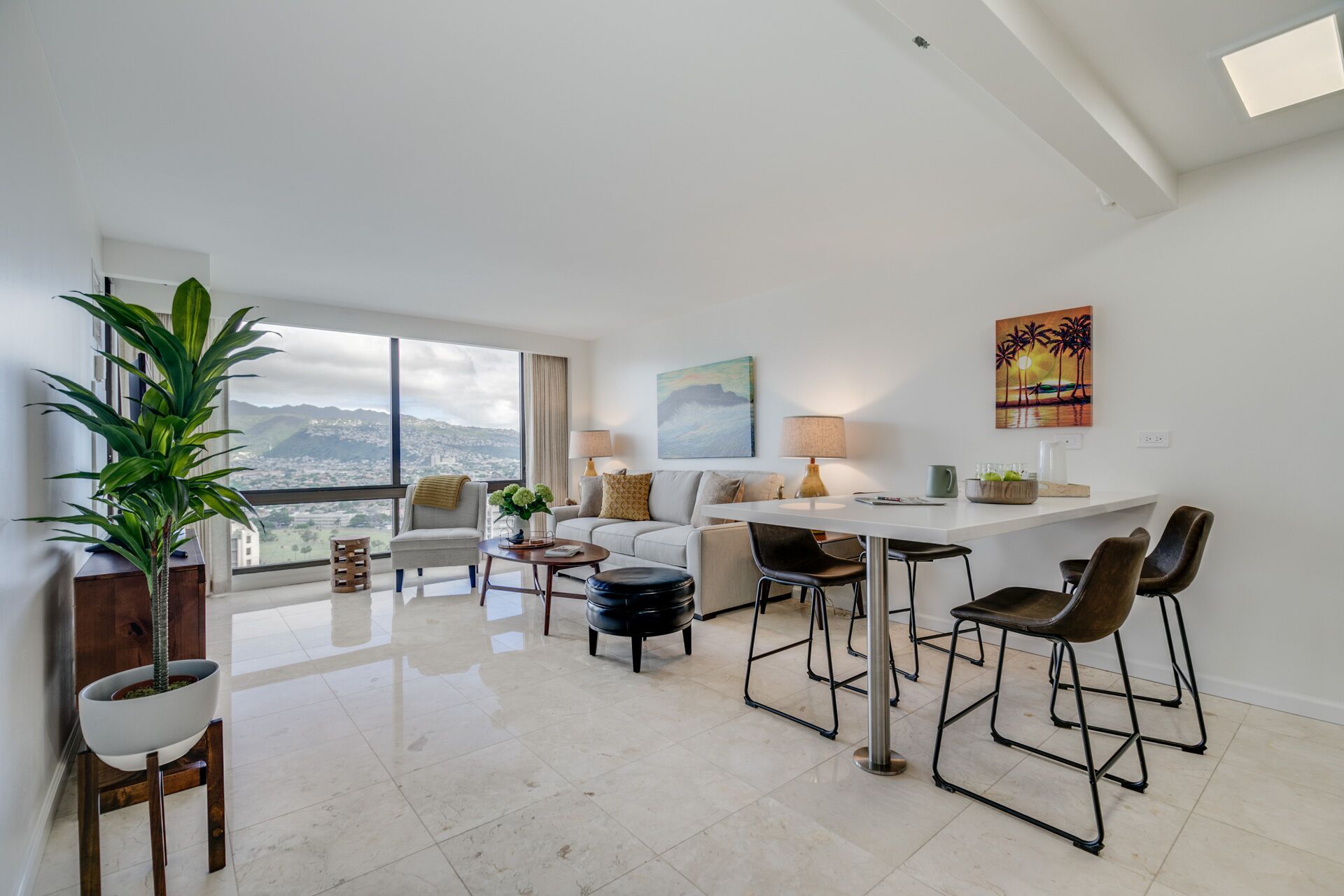 High floor with AC and Tropical Ko'olau Mountain views! Washlet!