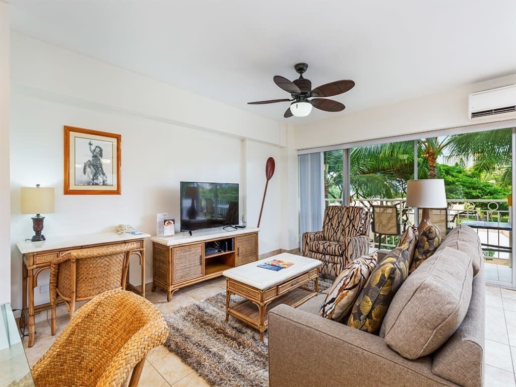 Touch the Palms! Island-Style Condo w/Free WiFi, Full Kitchen–Waikīkī Shore #316