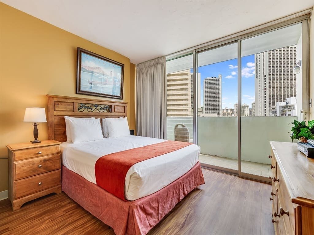 Hip Hawaii Vibe w/AC, WiFi, Lanai, Modern Kitchenette – Waikīkī Grand #904