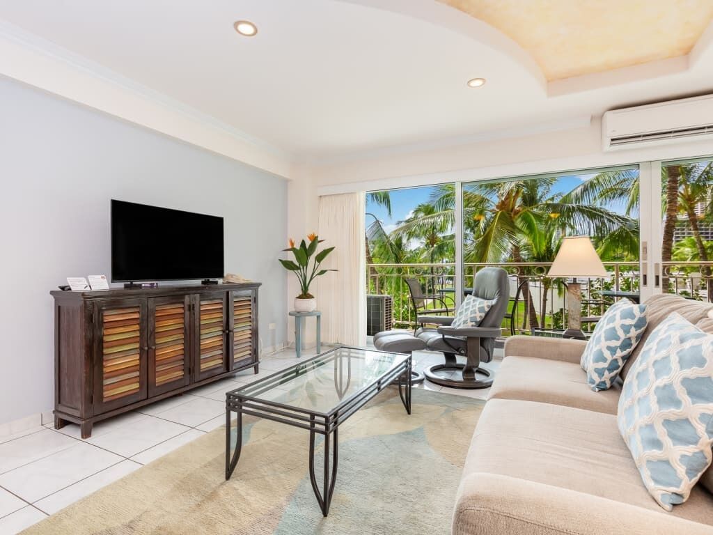 Modern Suite W/Kitchen and Lanai – Waikīkī Shore #310