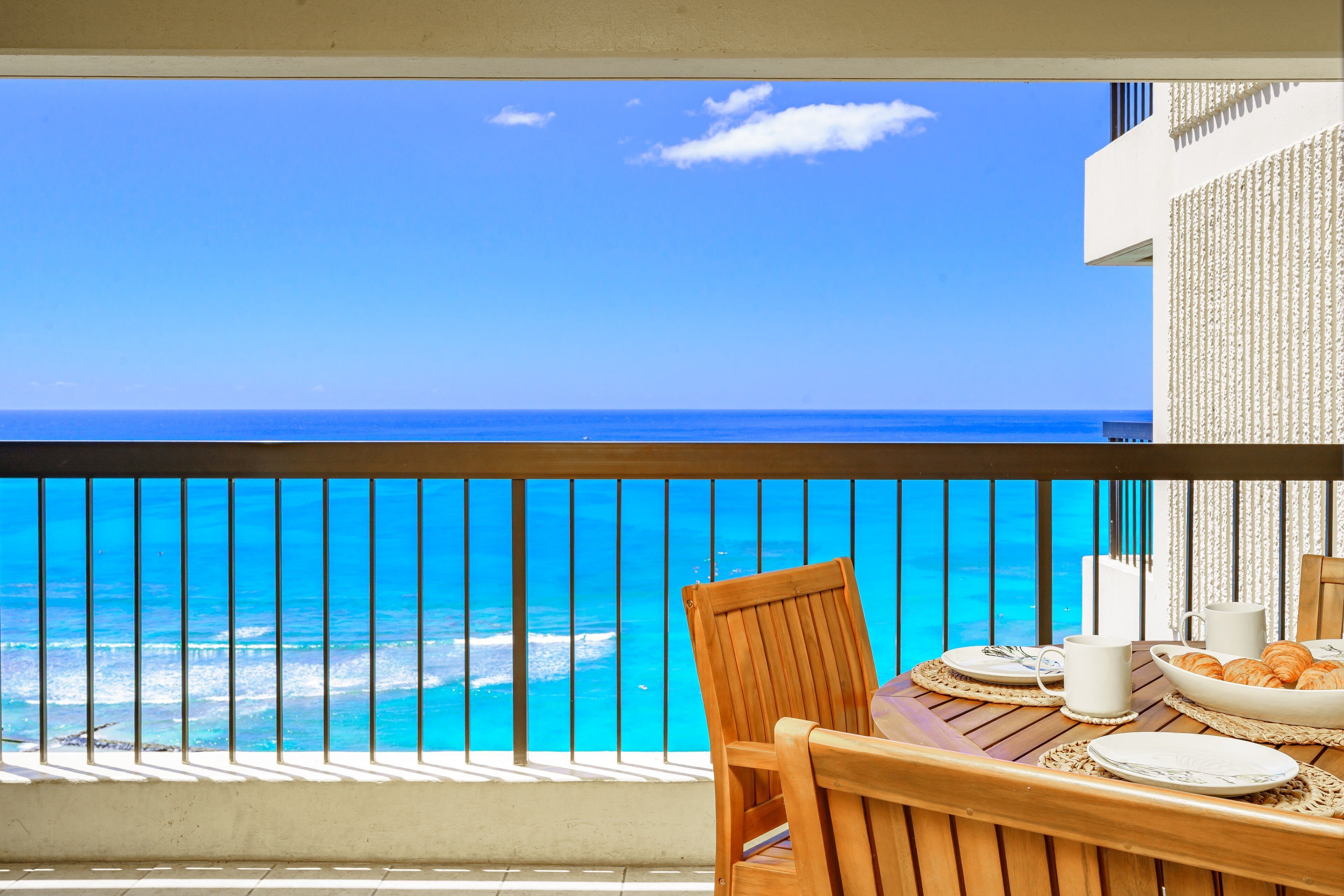 SPECTACULAR OCEAN VIEW! A/C, Wi-Fi, Pool, FREE Valet Parking, Steps to Beach!