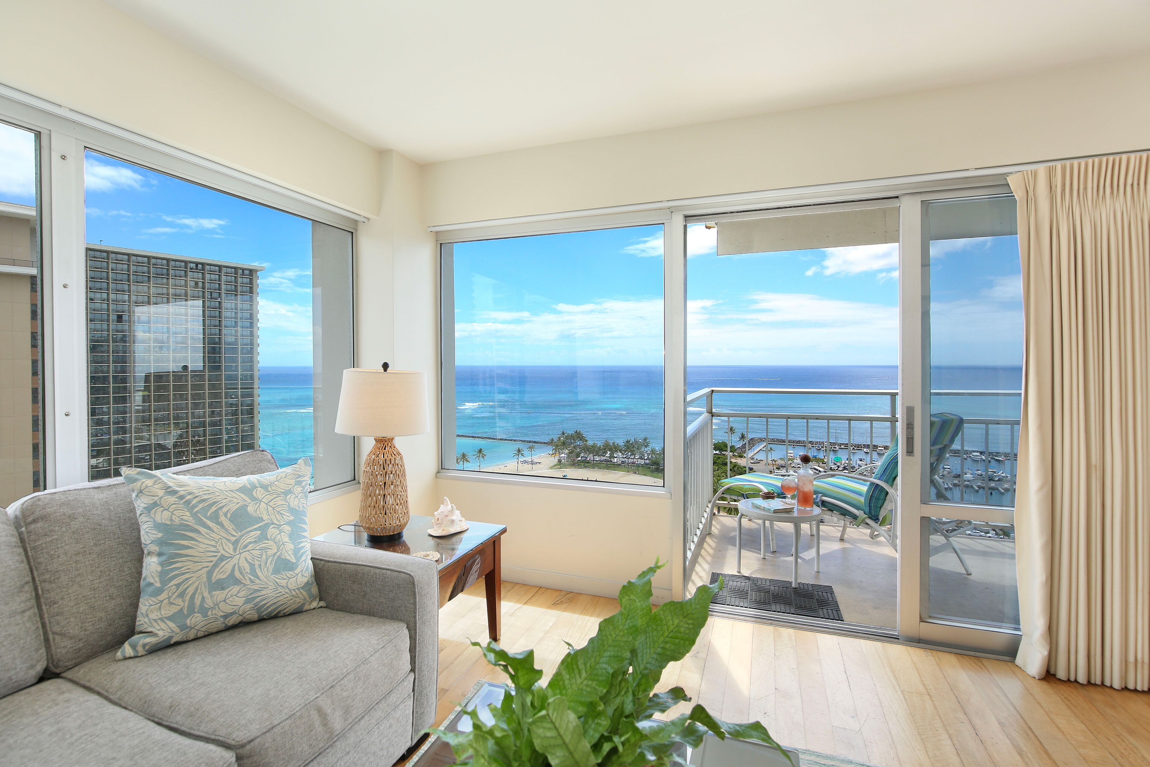 Panoramic Ocean Views Remodel - FREE Parking/Wi-Fi, AC, Washlet, Sleeps 6