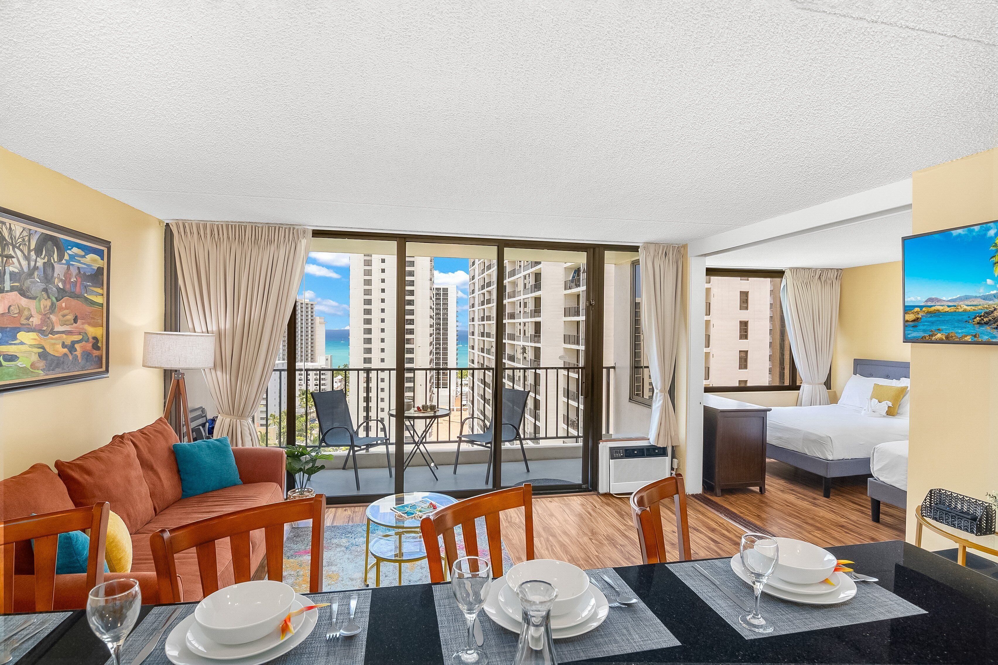 Beautiful 1BR, Steps to Waikiki Beach + Parking