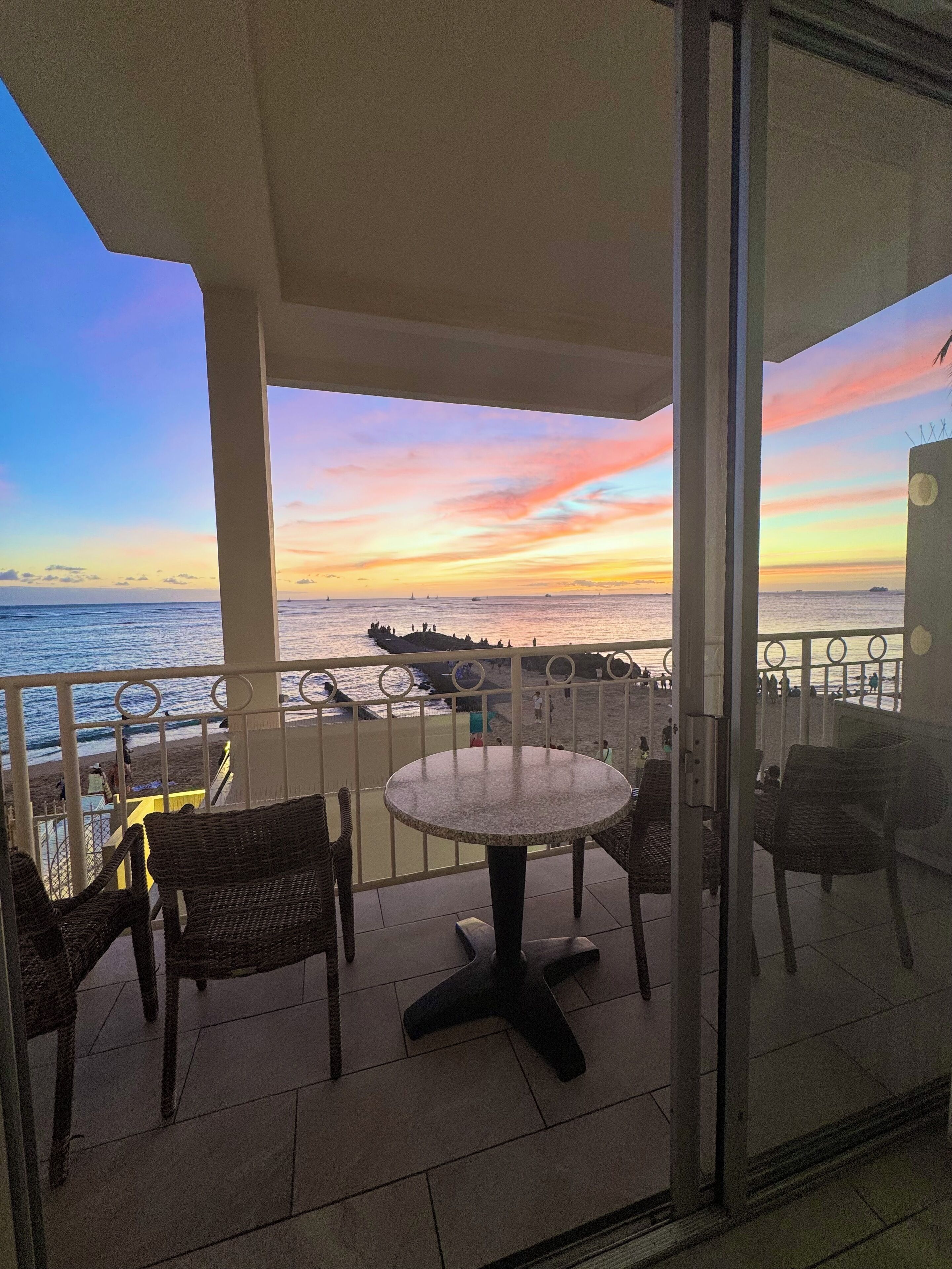 Direct Oceanfront Waikiki!  Parking at Waikiki Shore included!