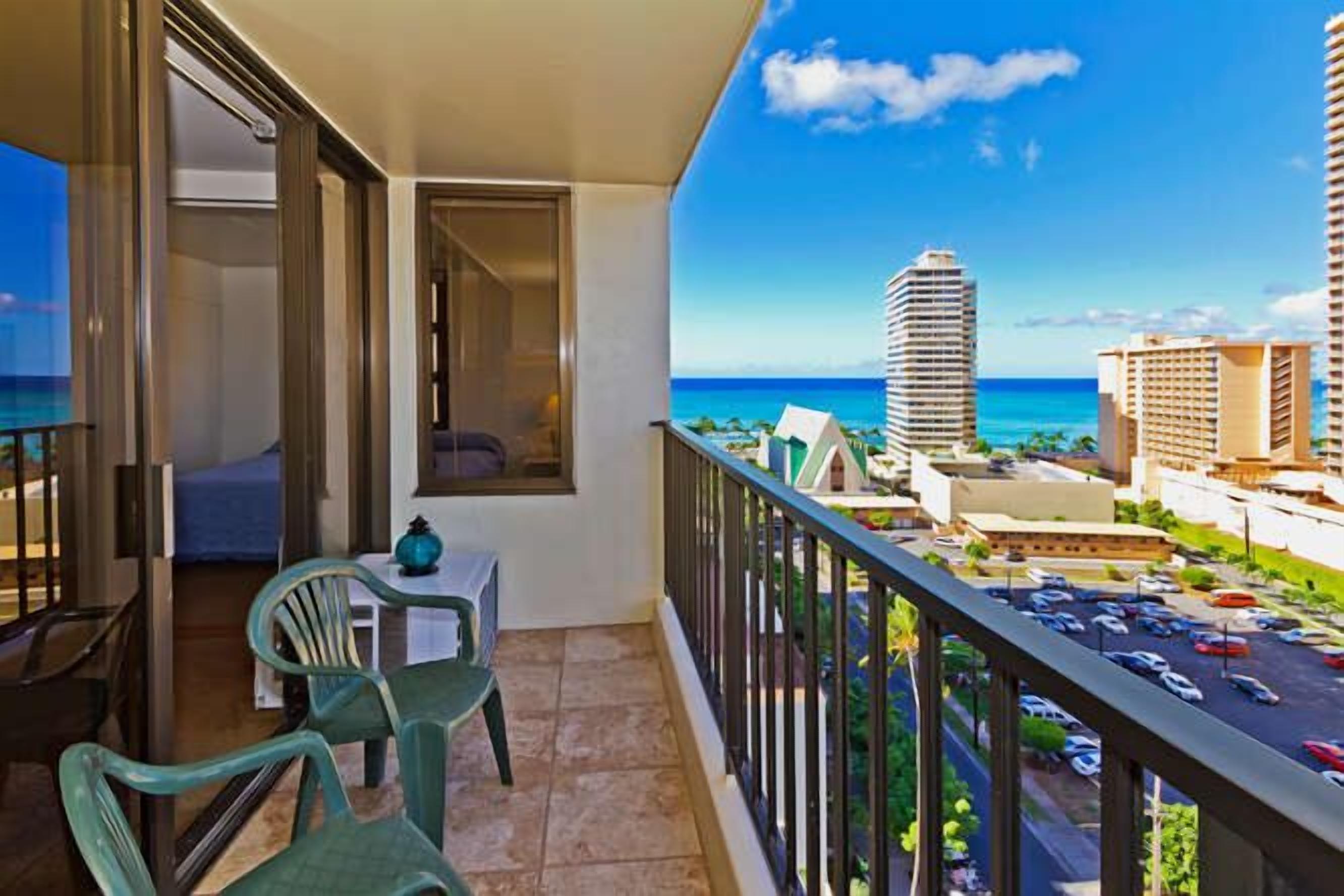 DESIRABLE WAIKIKI BANYAN OCEANVIEW CORNER UNIT - FREE SECURED PARKING, WIFI