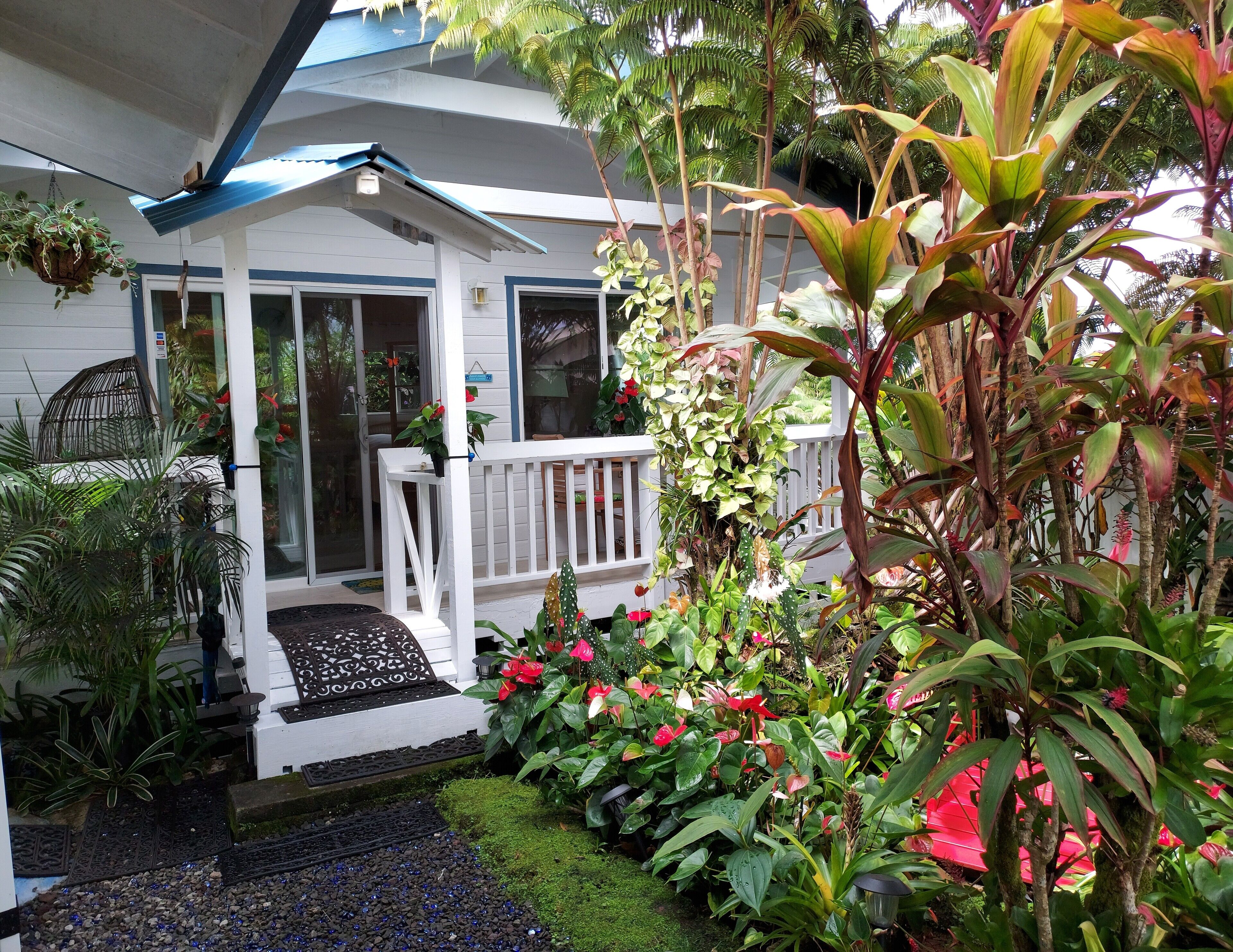 HAWAII Hilo Town~Private GATED Botanical GARDEN COTTAGE w Koi Pond