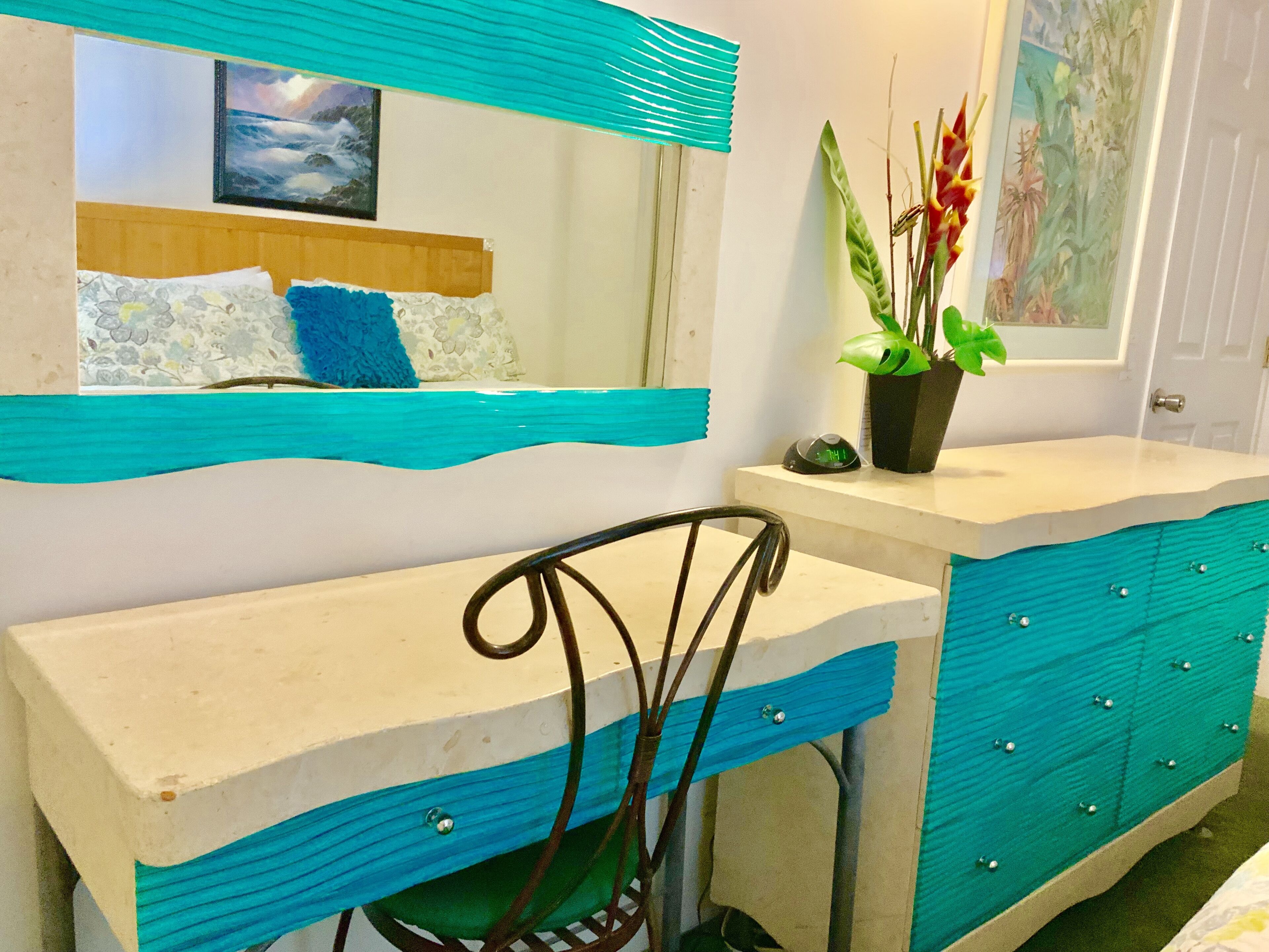 NEW RATE! Very Uniqe 3 Min. walk to most popular section of Waikiki Beach.