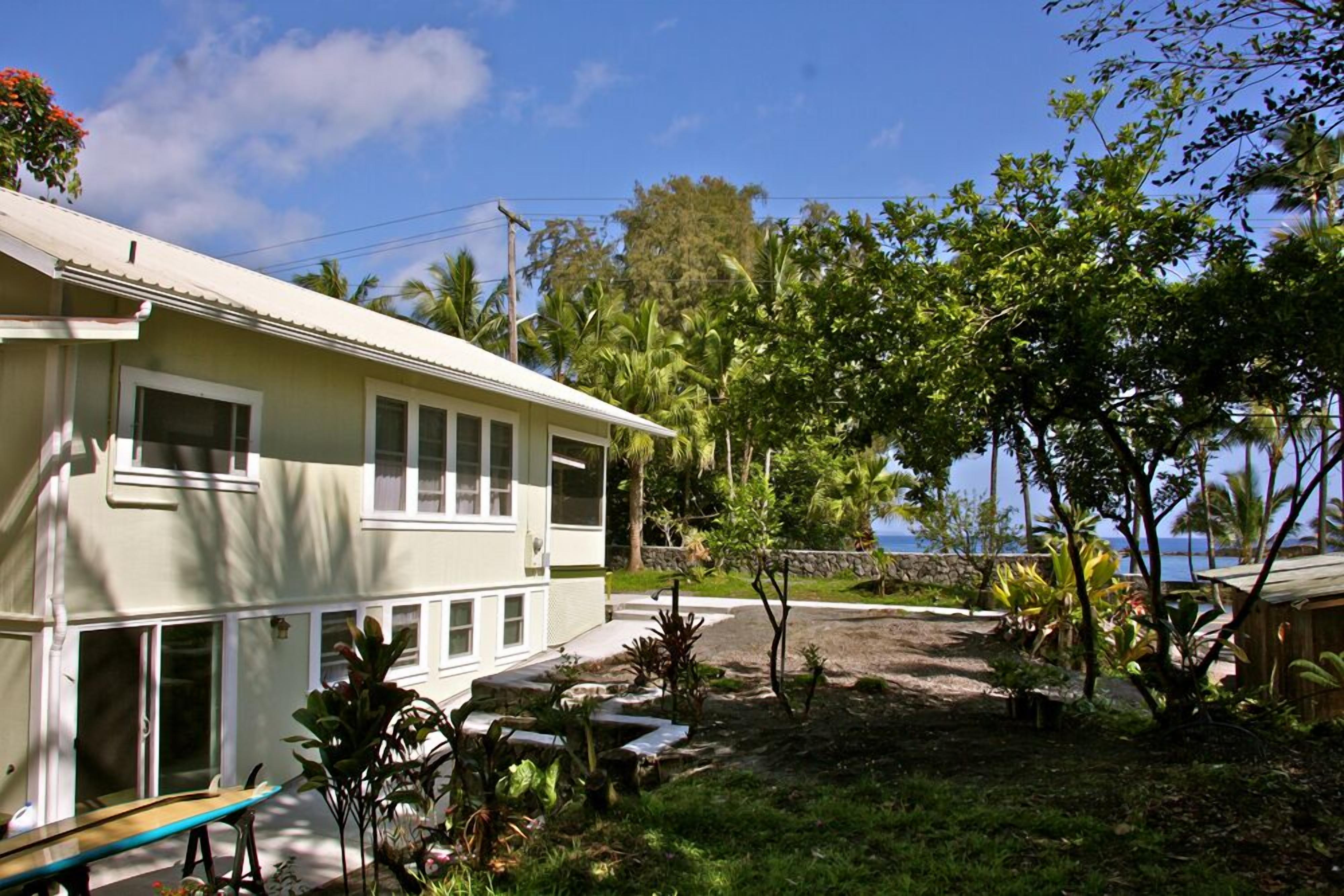Waiuli Beach Cottage ~ Oceanfront at Richardson Beach Hilo Swim & Snorkel